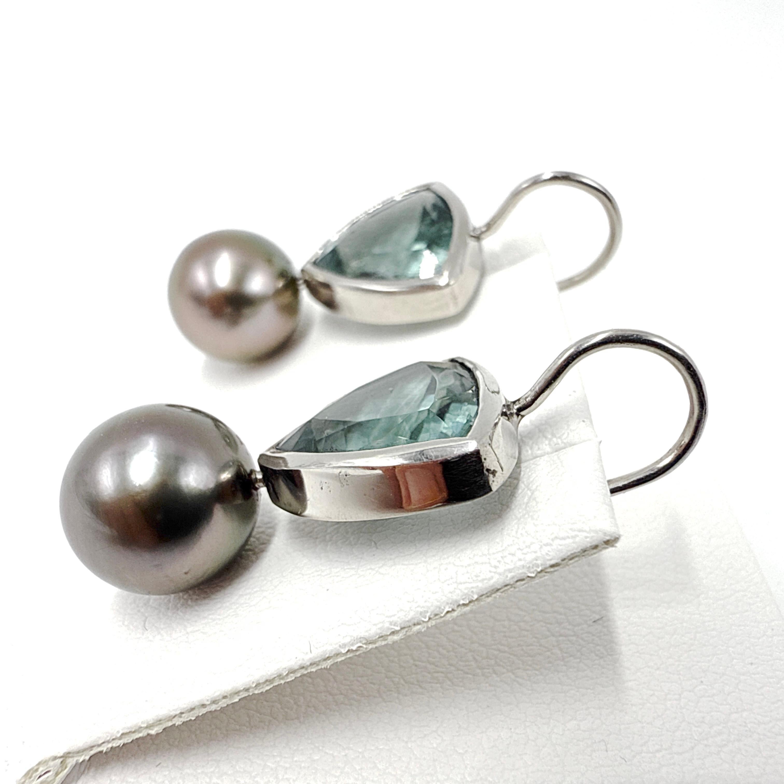 Boucle d'oreille pendante en platine, tourmaline bleu-vert et perle noire de Tahiti, faite sur mesure Pour femmes en vente