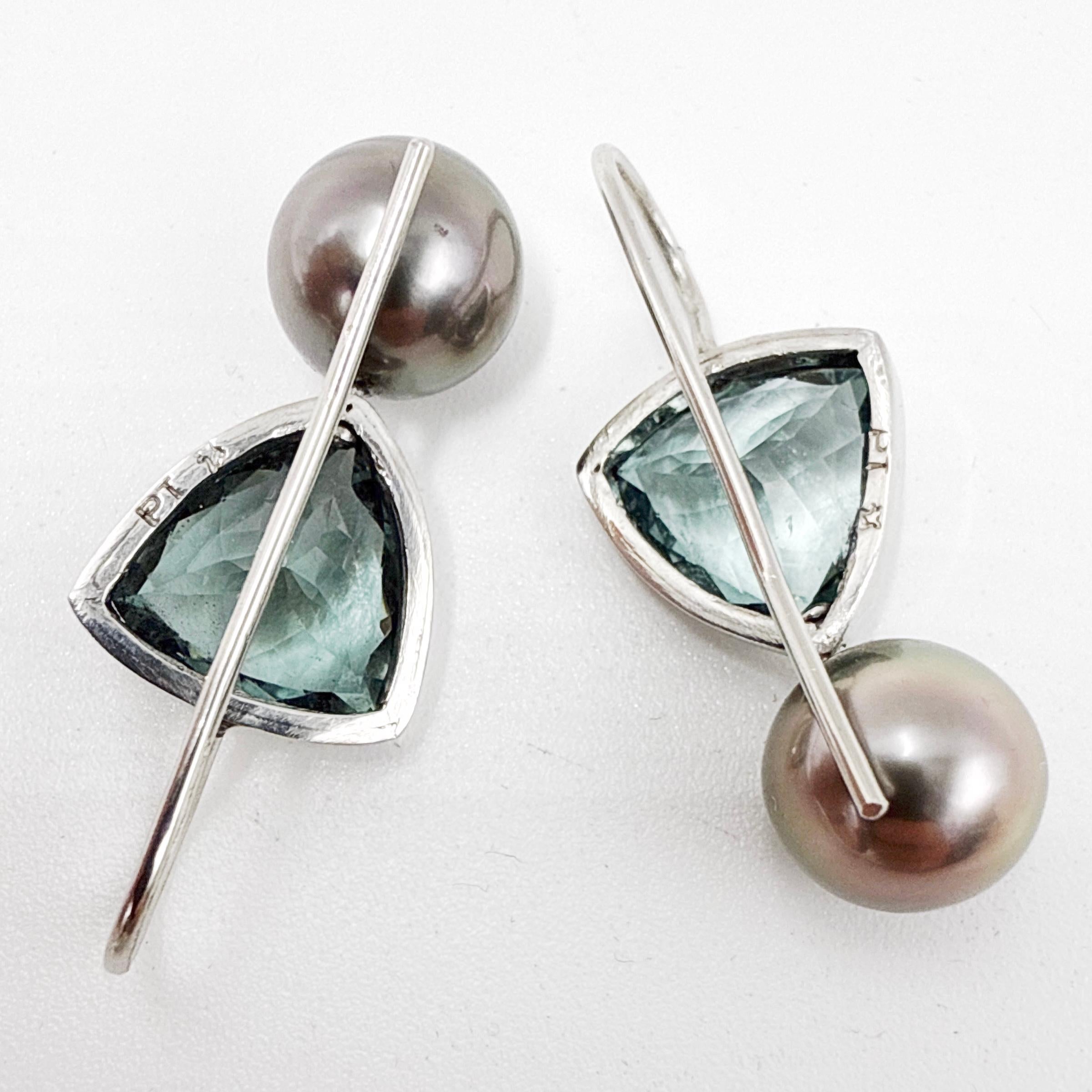 Boucle d'oreille pendante en platine, tourmaline bleu-vert et perle noire de Tahiti, faite sur mesure en vente 2