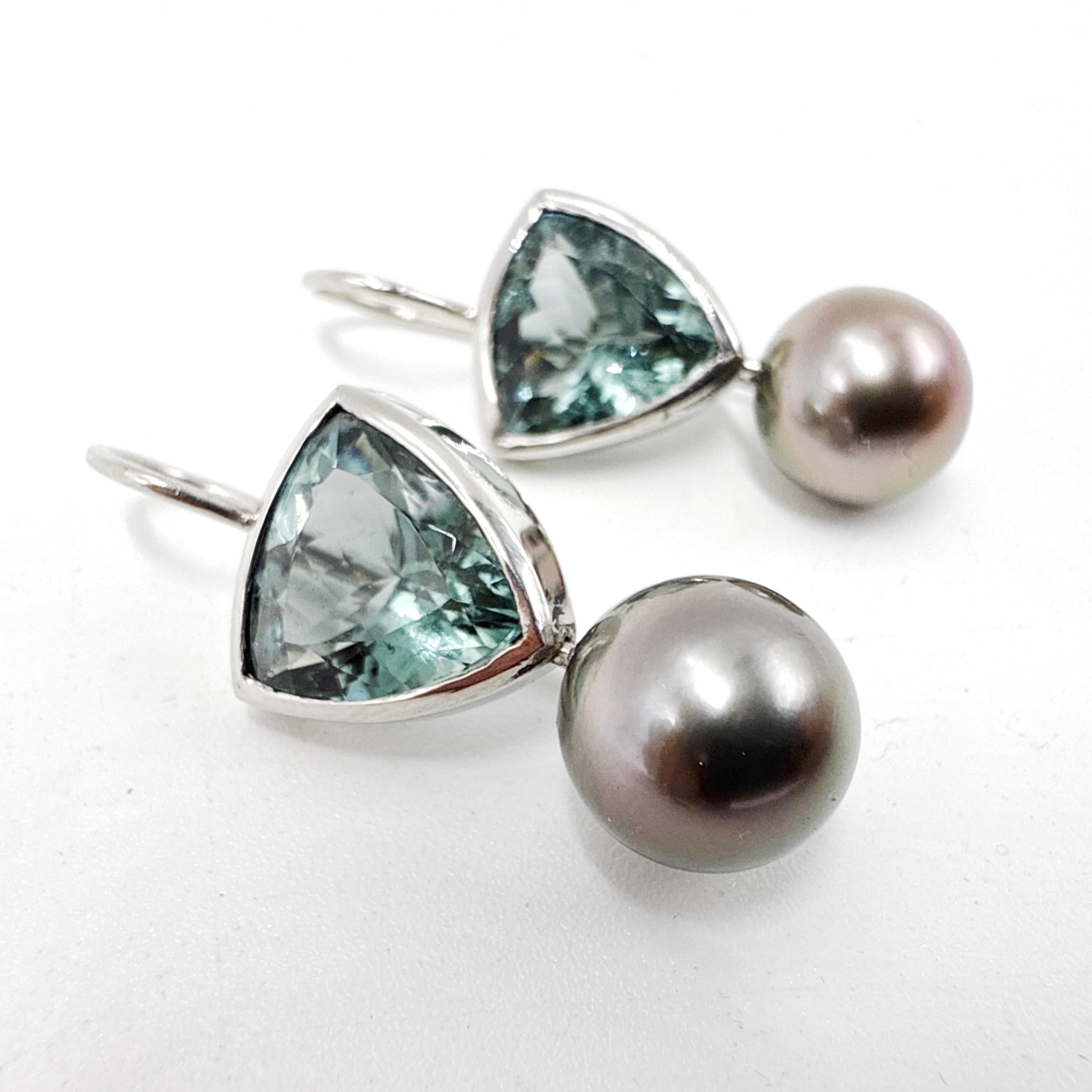 Boucle d'oreille pendante en platine, tourmaline bleu-vert et perle noire de Tahiti, faite sur mesure en vente 3