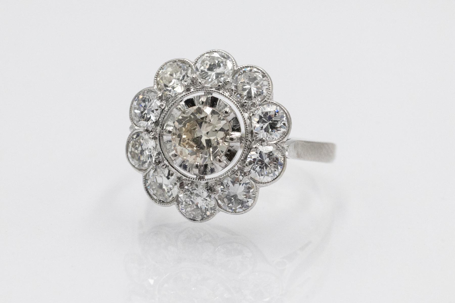 Gänseblümchen-Ring aus Platin mit 2,00ct Diamanten im Altschliff.

Dieser Ring ist aus Platin (Feingehalt 0,950) gefertigt. Dieser beeindruckende Daisy-Ring weist in der Mitte einen Diamanten im Brilliant-Schliff mit einem Gewicht von ca. 0,50ct