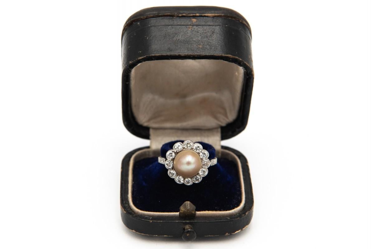 An old ring made of 0.950 platinum, studded with diamonds and a natural pearl

Time of creation: early 20th century (around 1920)

A ring in the form of a beautiful flower, the so-called 