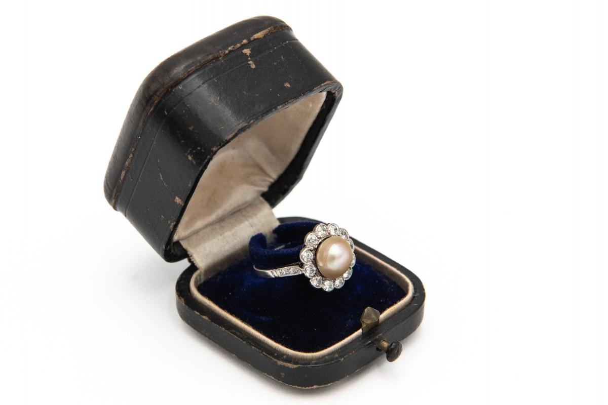 Art Nouveau Platinum Daisy Ring with diamonds and natural pearl, early 20th century For Sale