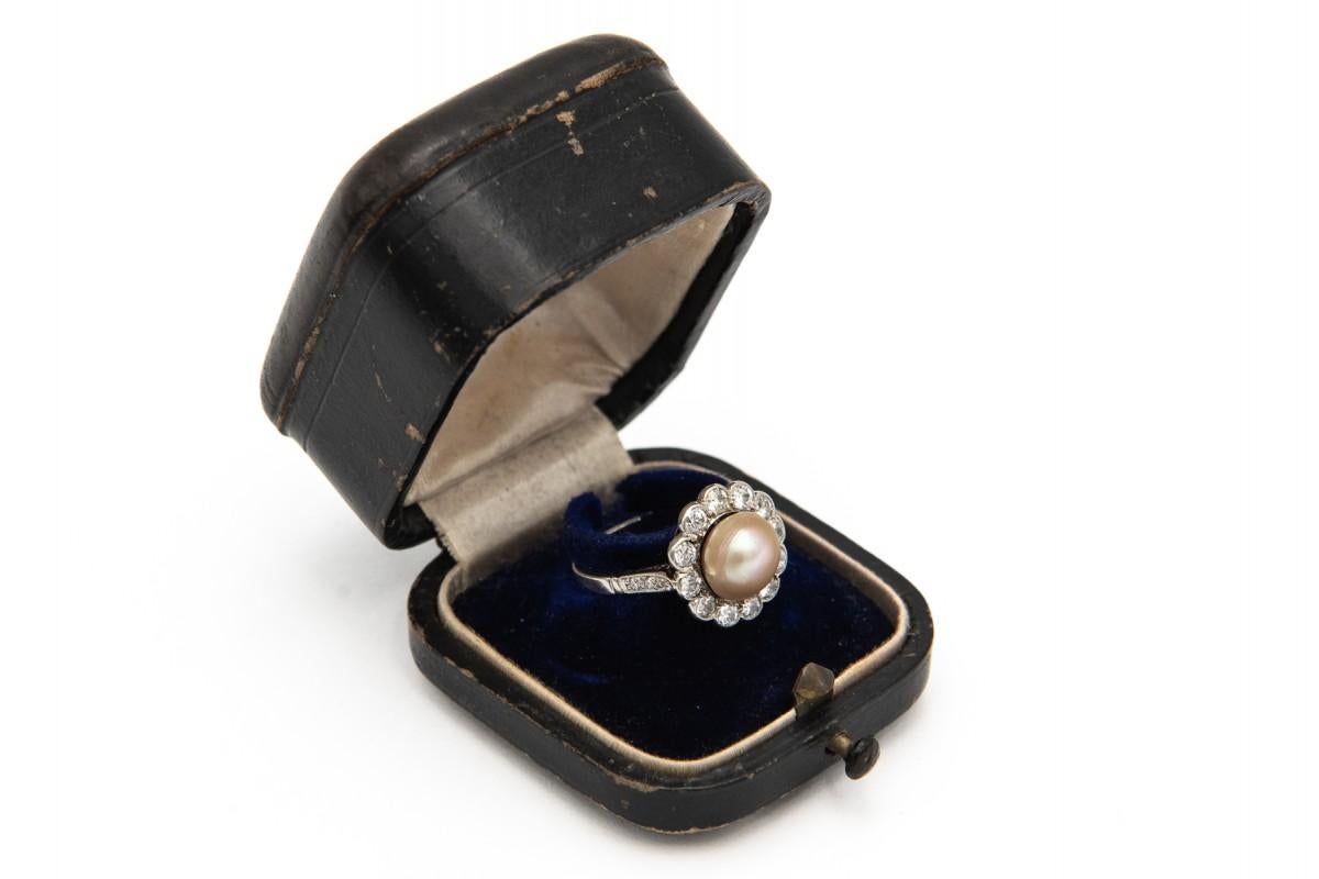 Platinum Daisy Ring with diamonds and natural pearl, early 20th century In Good Condition For Sale In Chorzów, PL