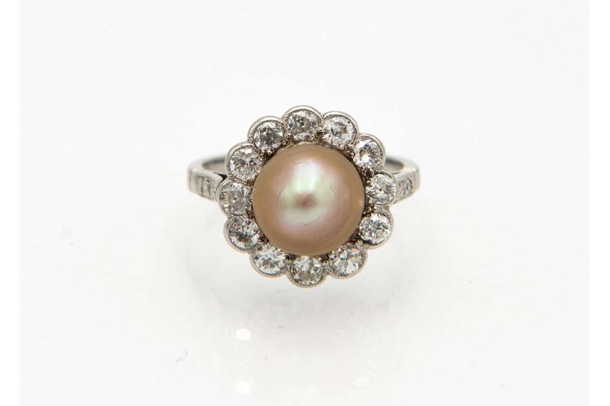Women's or Men's Platinum Daisy Ring with diamonds and natural pearl, early 20th century For Sale