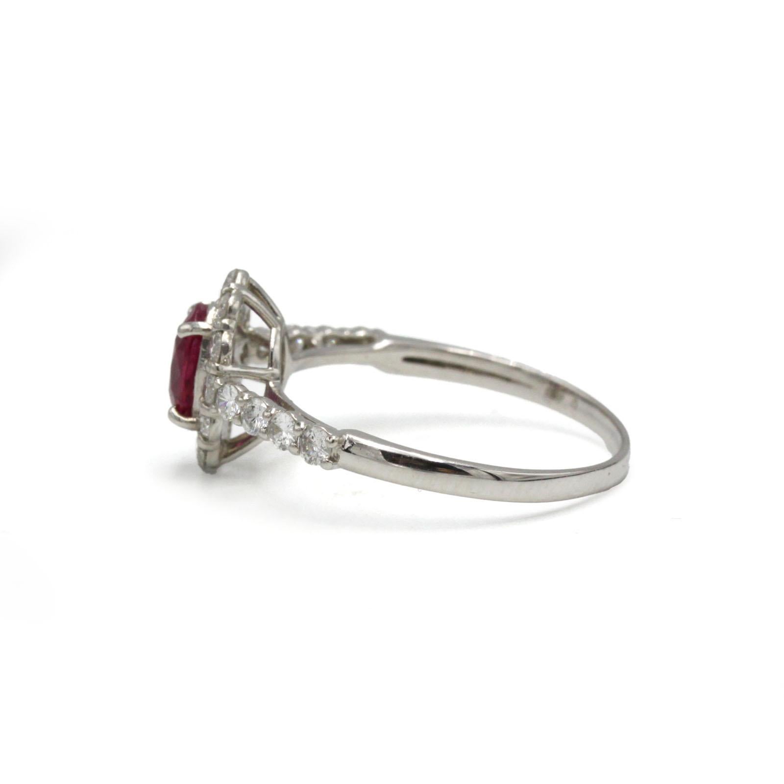 Platin Gänseblümchen Ring mit Rubin Zentrum und Diamant Halo (Ovalschliff) im Angebot