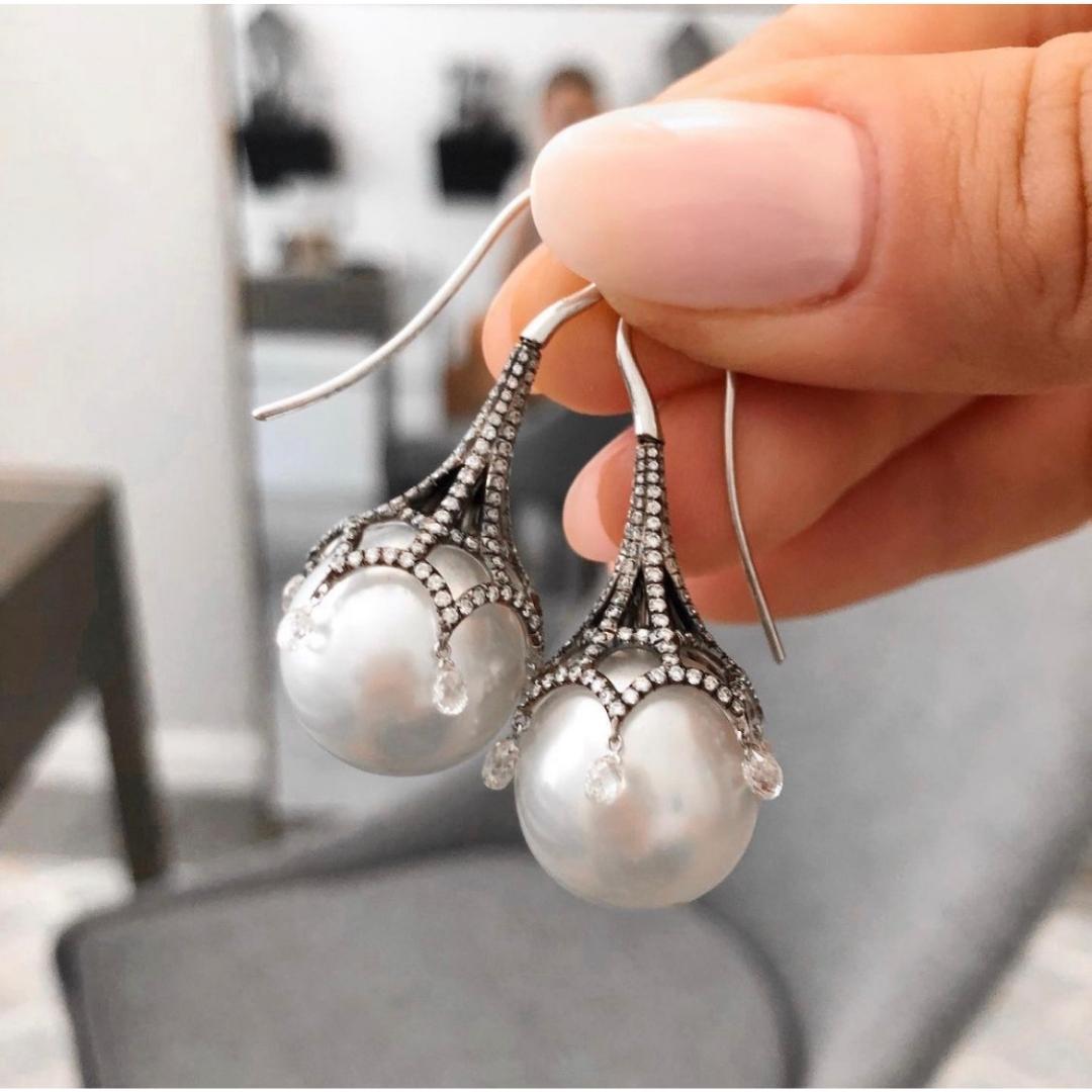 Pearls are a timeless piece of jewelry that portrays class, sophistication, and elegance, always a great choice, no matter your style. These earrings can be as casual or formal as you want them to be. Its beauty and elegance must also be
