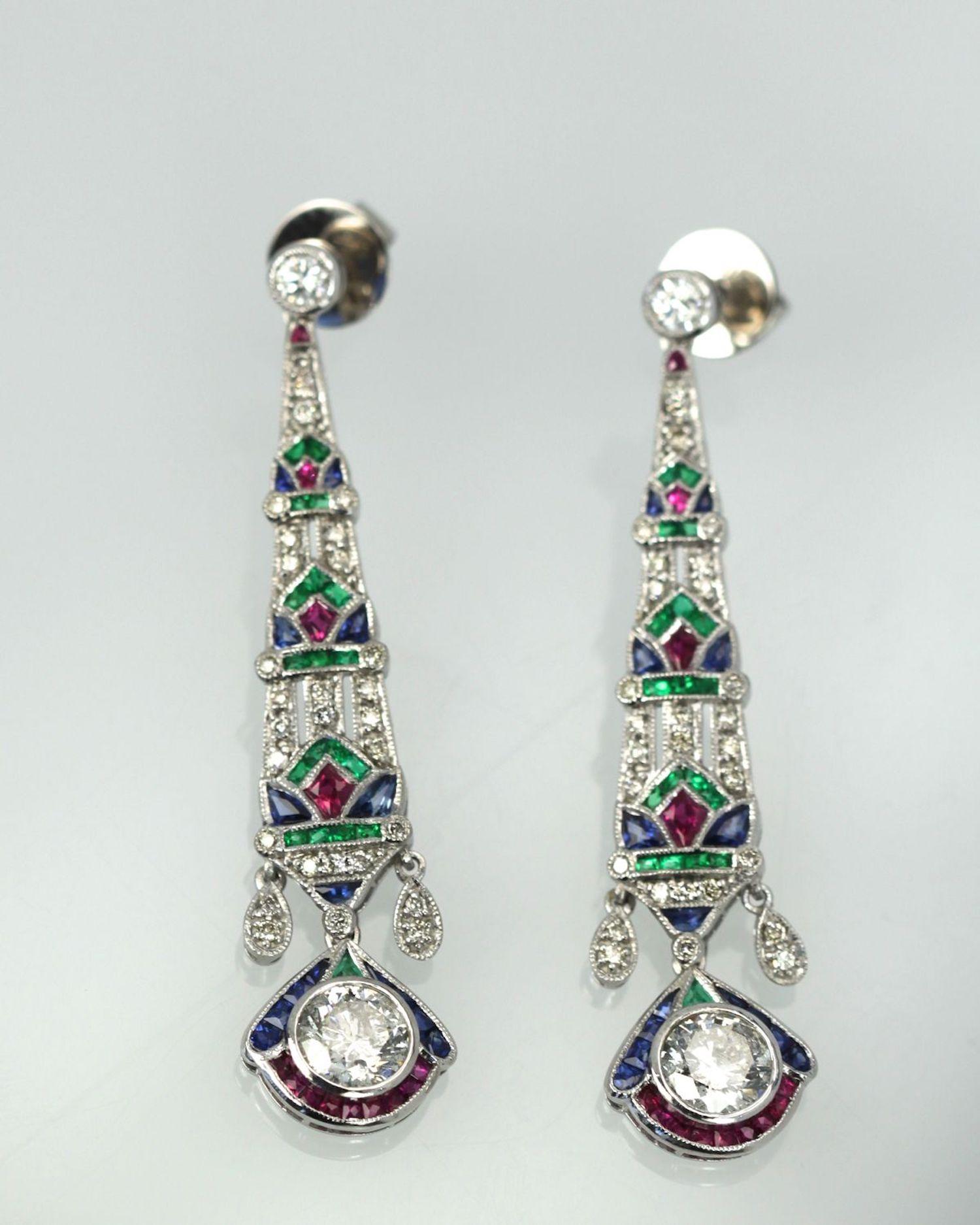 Diese Ohrringe sind aus Platin gefertigt und mit Smaragden, Rubinen, Saphiren und Diamanten besetzt.  Sie sind 2 1/4