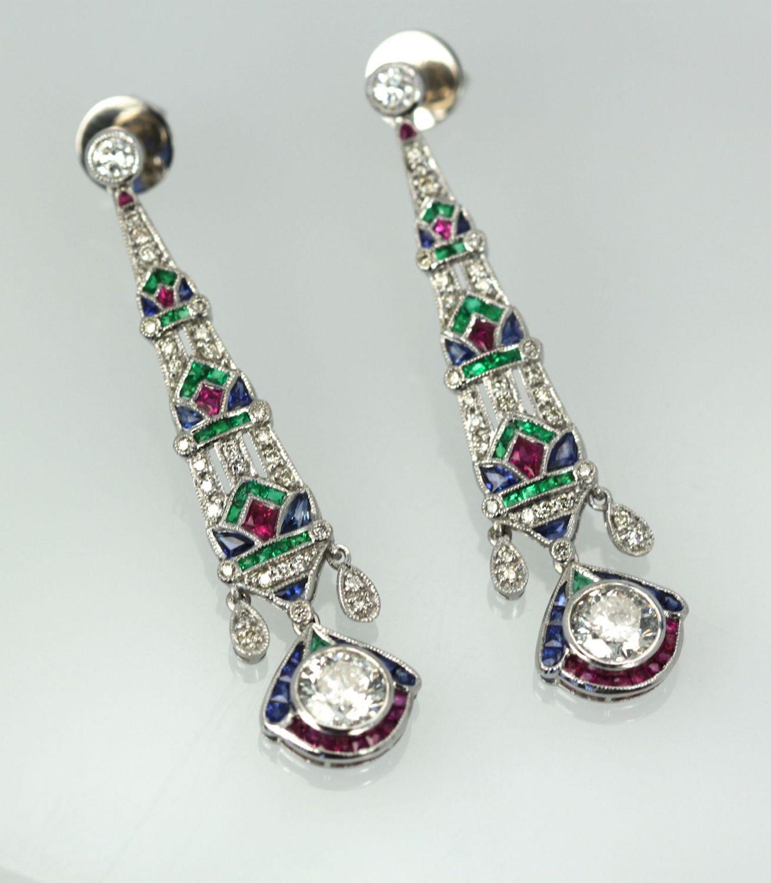 Boucles d'oreilles pendantes en platine diamant saphir émeraude rubis en vente 3