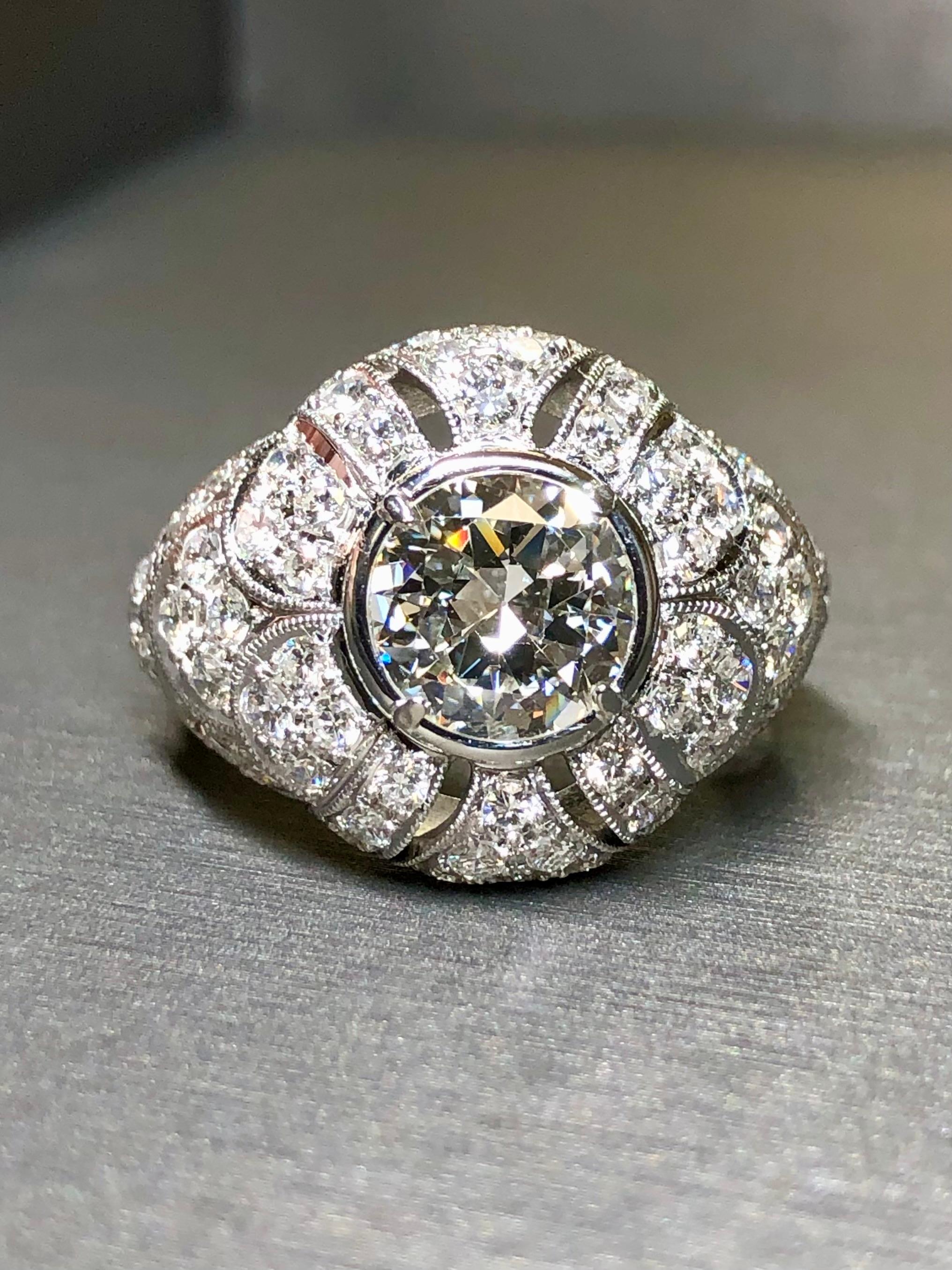 Eine fabelhafte Art Deco inspiriert (Reproduktion) Cocktail-Ring in Platin gefertigt und zentriert durch eine vier Zacken gesetzt 1,74ct beeindruckende alte europäische Diamanten geschnitten werden G in Farbe und Vs2 in Klarheit. Um den Mittelstein