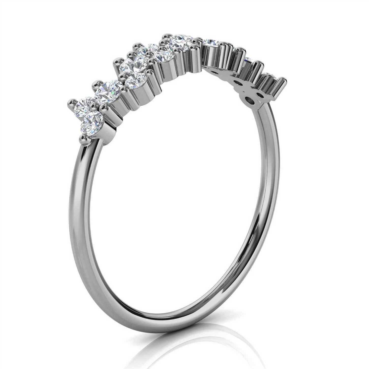 Dieser zarte Ring ist mit sechzehn (16) runden Brillanten besetzt, die auf einem 1,2 mm breiten Band verstreut sind. Die winzigen Zacken, die die Diamanten halten, unterstreichen sein organisches Aussehen. Stapeln Sie es - es ist perfekt! Erleben