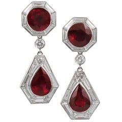 Boucles d'oreilles pendantes contemporaines en rubis et diamants