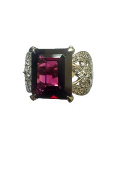 Bague de fiançailles en platine sertie d'un diamant de 5,20 carats et d'un grenat rhodolite taille émeraude