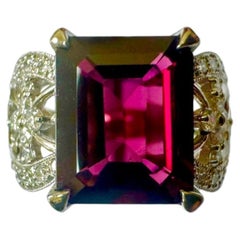Bague de fiançailles en platine sertie d'un diamant de 5,20 carats et d'un grenat rhodolite taille émeraude