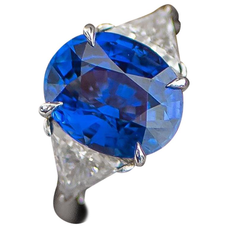 Platinum, Diamond and 5.51 Carat Oval Ceylon Blue Sapphire Cocktail Ring im Angebot