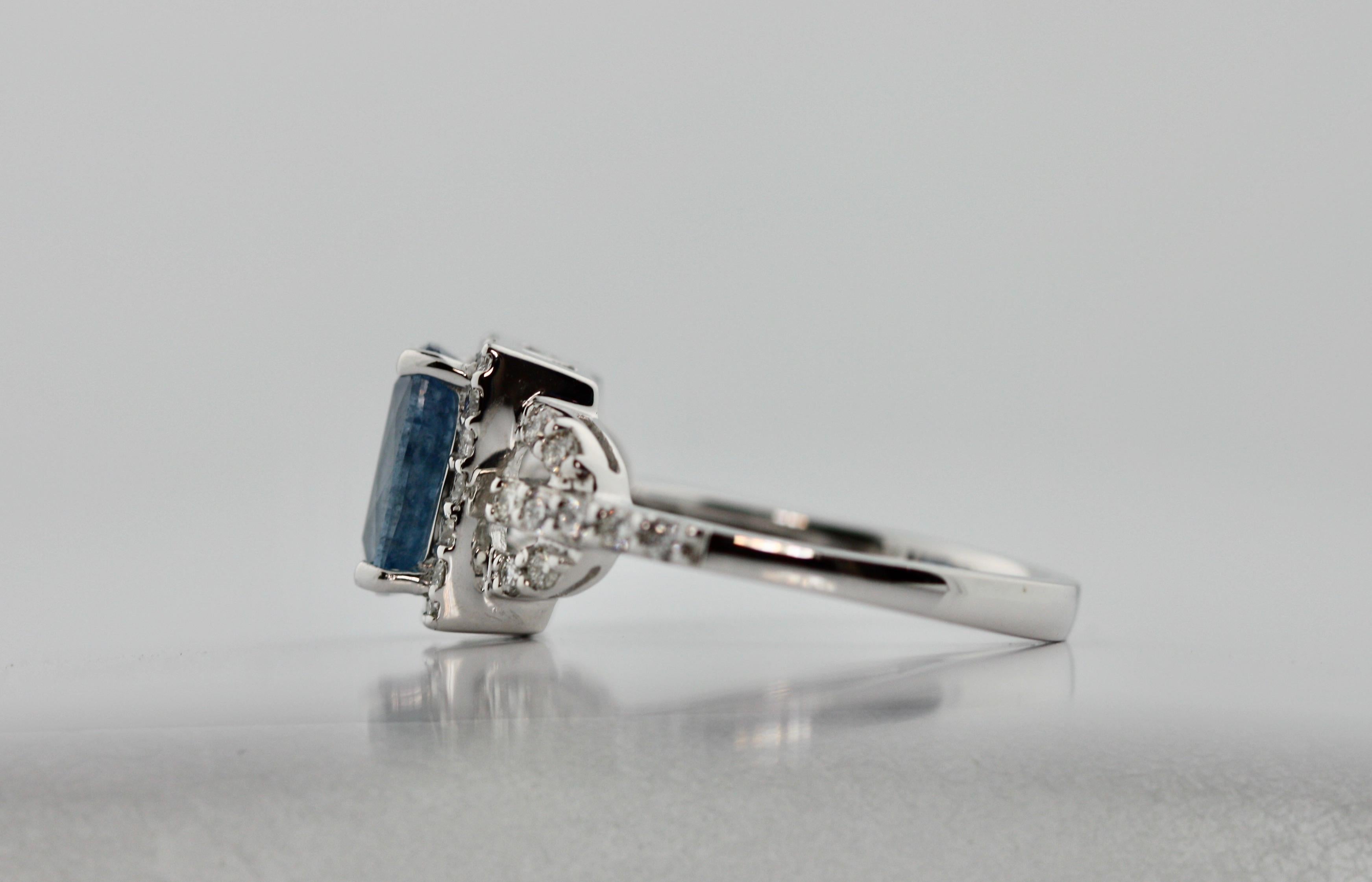 Platinum, Diamond and Aquamarine Ring In Good Condition In Palm Beach, FL