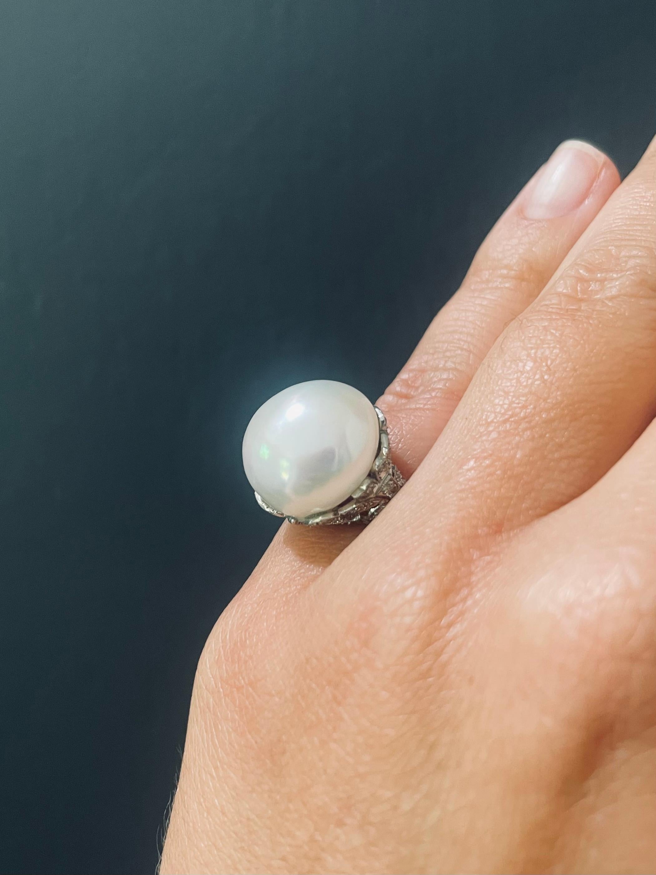 Anillo Eduardiano con Motivo Floral en Platino, Diamantes y Perlas Cultivadas en venta 5