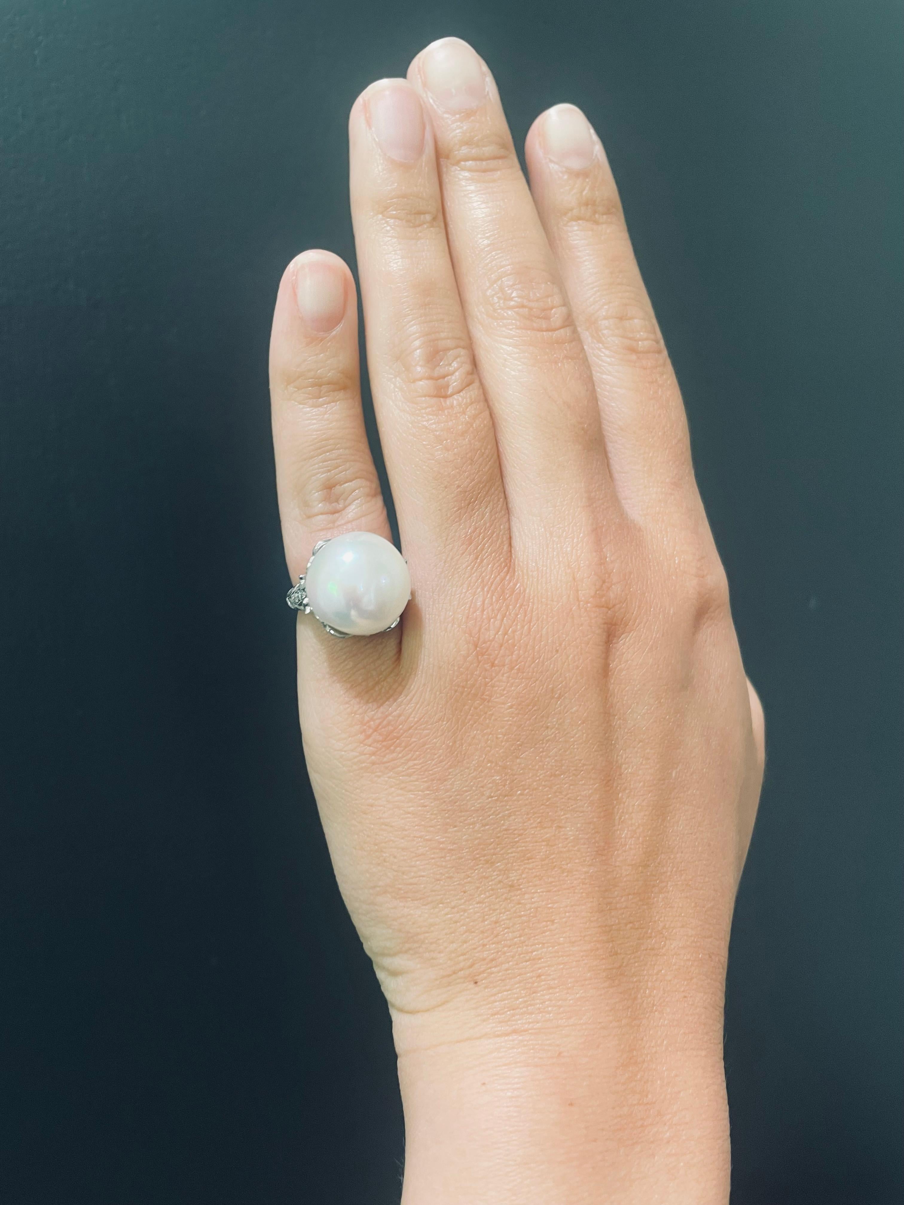 Anillo Eduardiano con Motivo Floral en Platino, Diamantes y Perlas Cultivadas en venta 4
