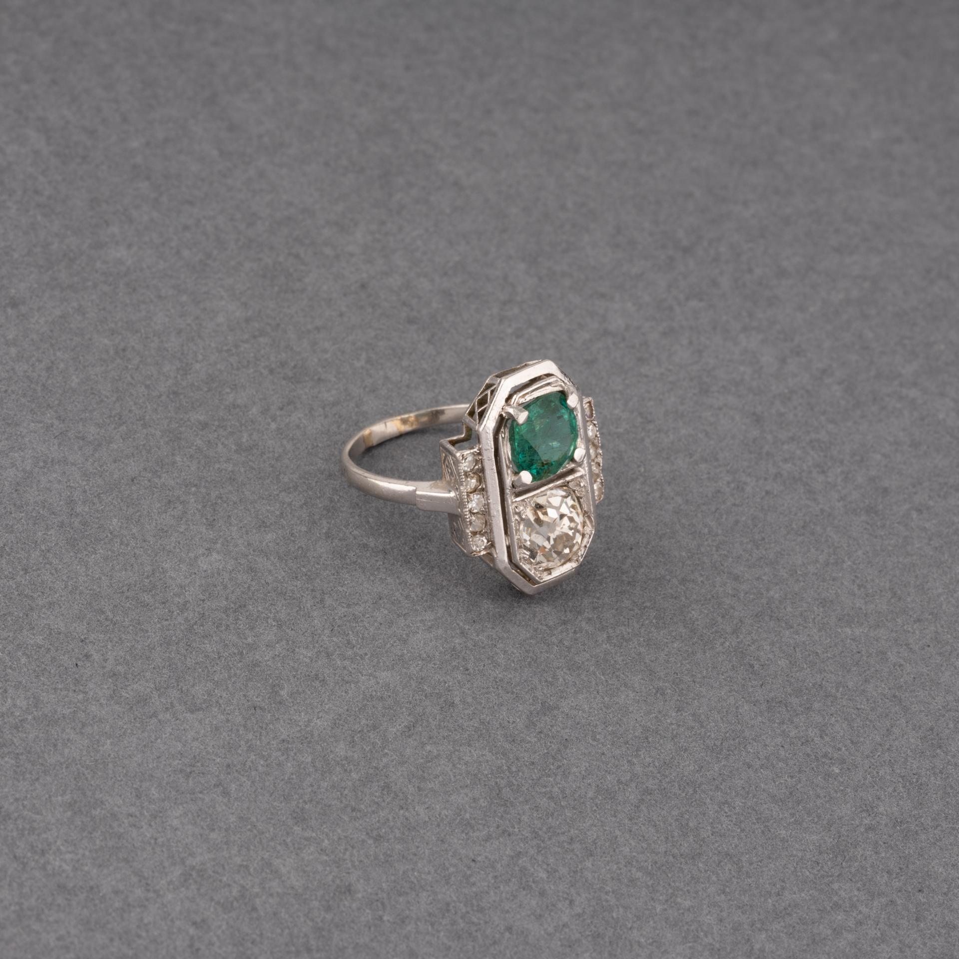 A very lovely French Art deco ring, made circa 1925.
Made and Platinum: dog head hallmark.
The ring is set with a quality diamond who weights approximately 0.90/1 carat. The emerald weights Approximately the same weight.
The craftmanship is very