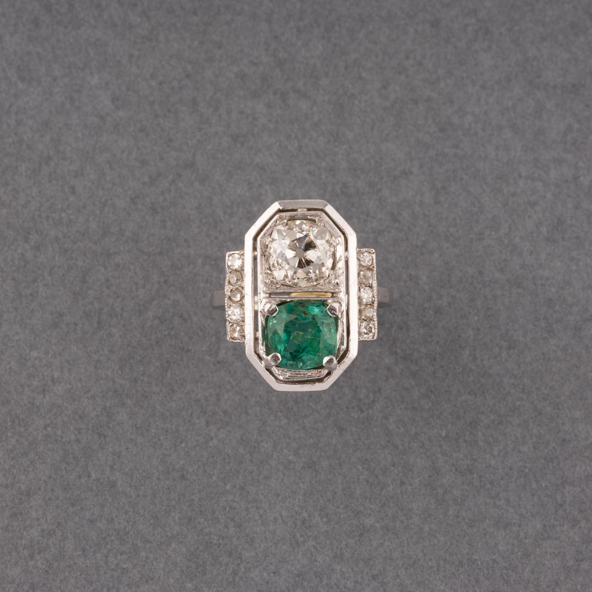 Platinum Diamond and Emerald French Art Deco Ring In Good Condition For Sale In Saint-Ouen, FR