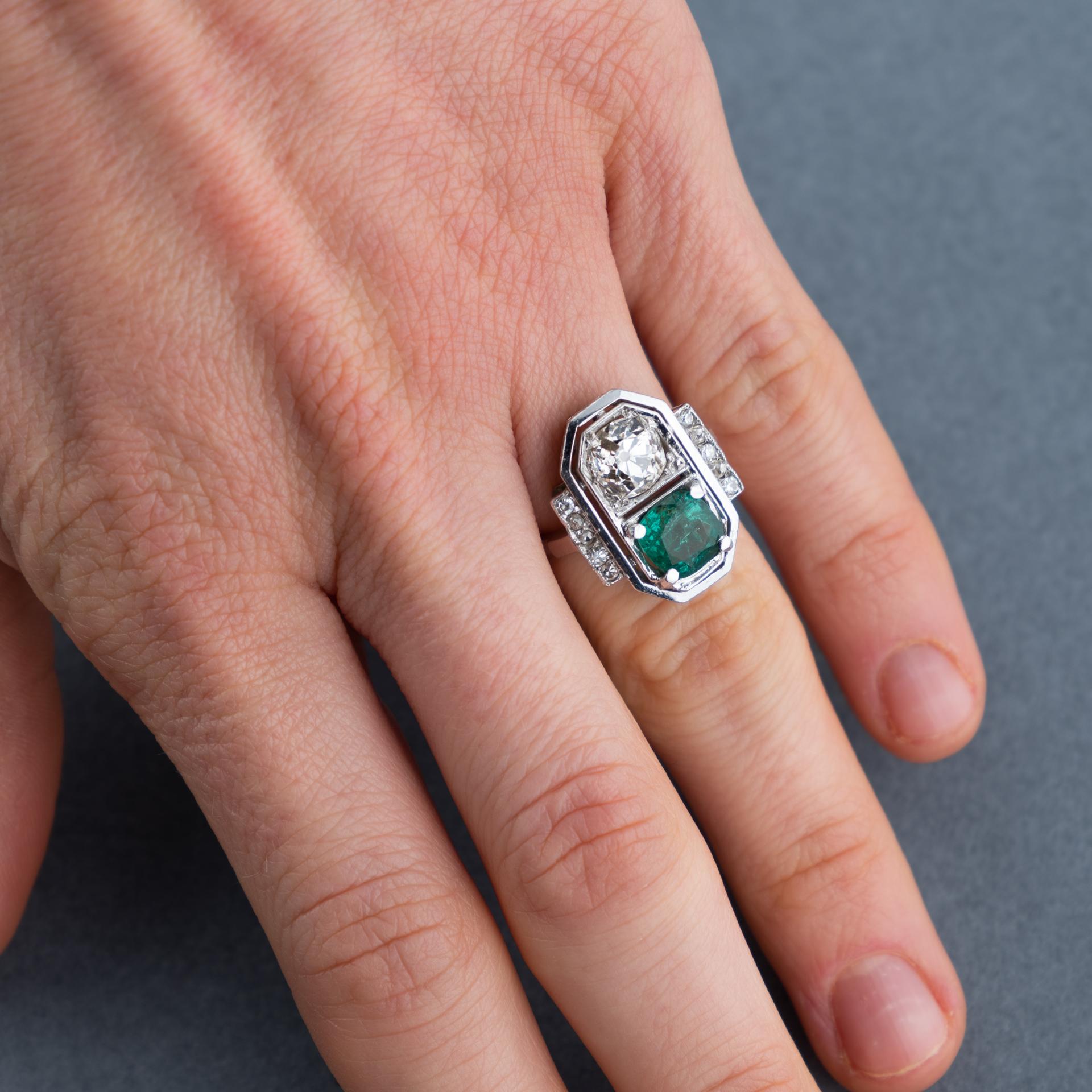 Platinum Diamond and Emerald French Art Deco Ring For Sale 2