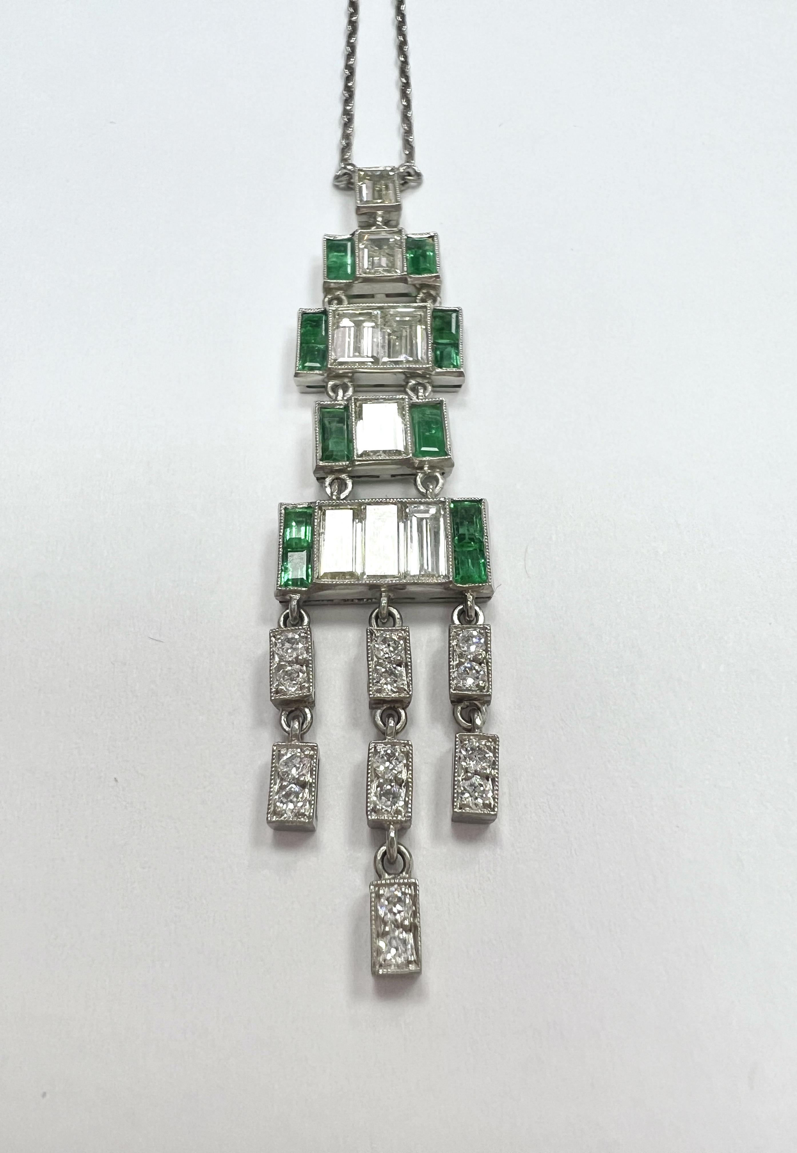 Platinum, Diamond and Emerald Pendant Necklace Art Decó en venta