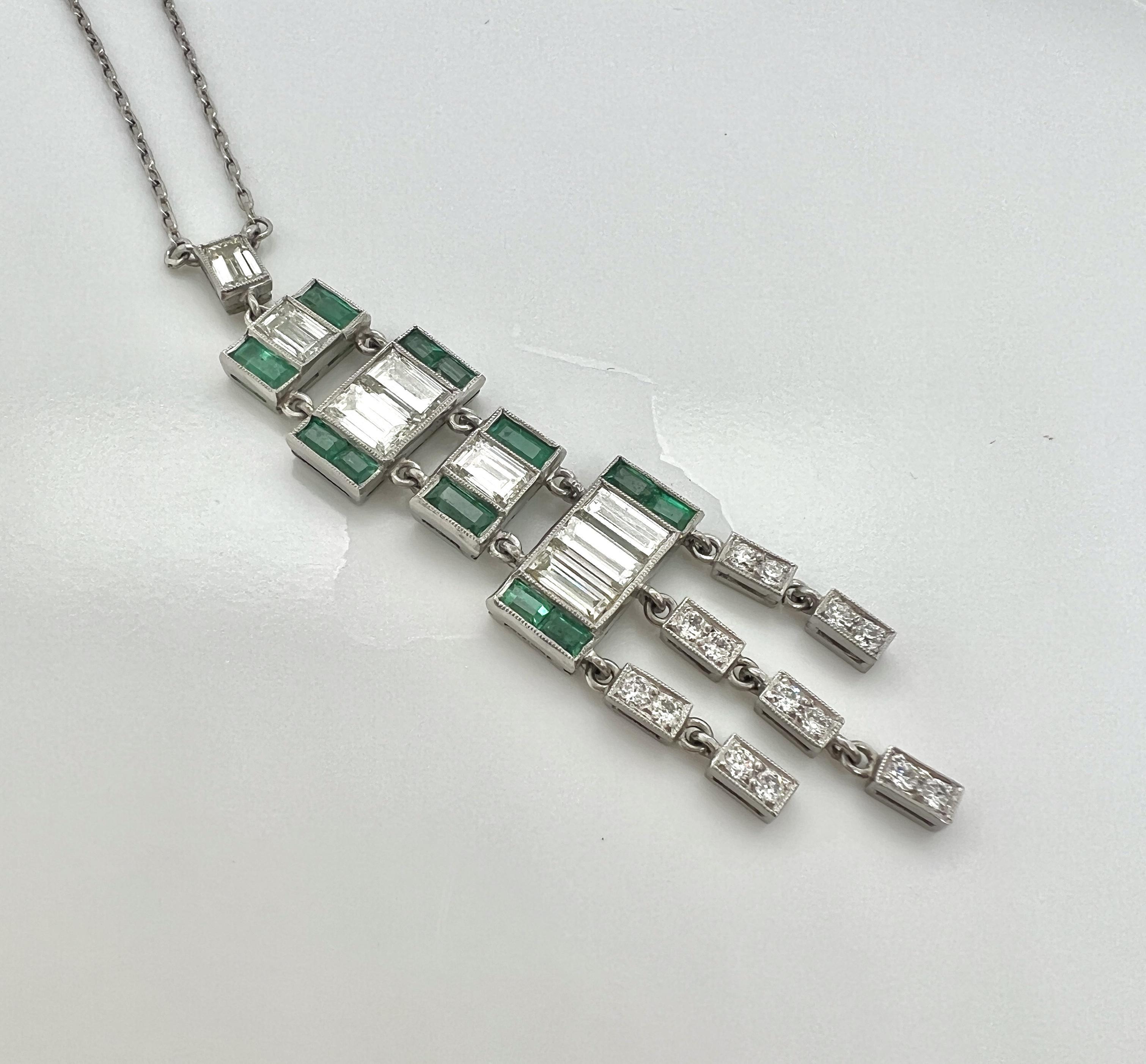 Platinum, Diamond and Emerald Pendant Necklace Corte baguette en venta