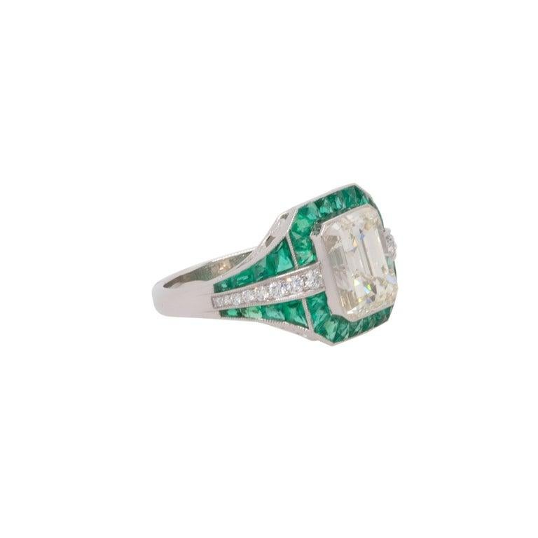 Bague en platine, diamant et émeraude en vente 2