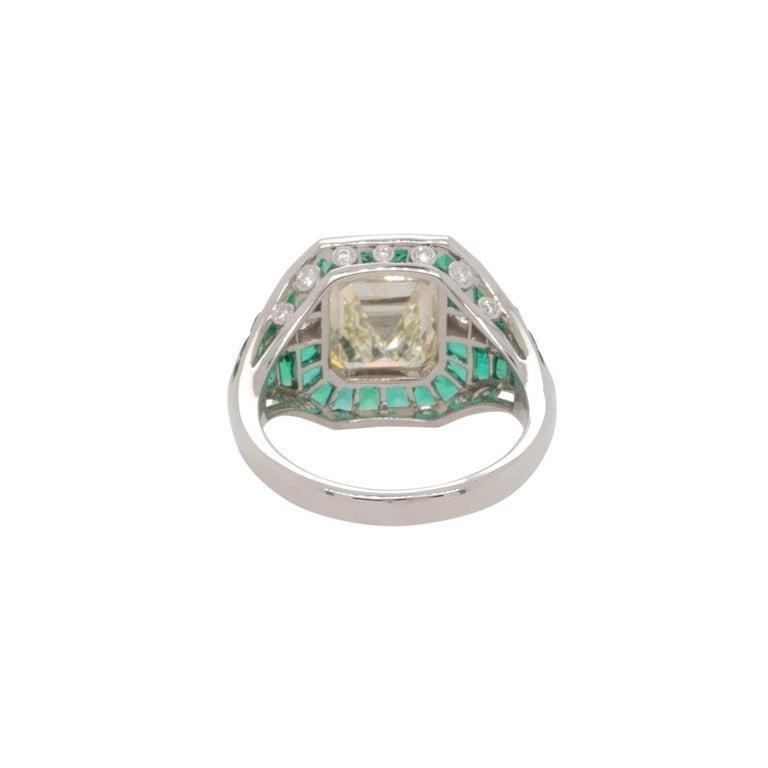 Bague en platine, diamant et émeraude en vente 4
