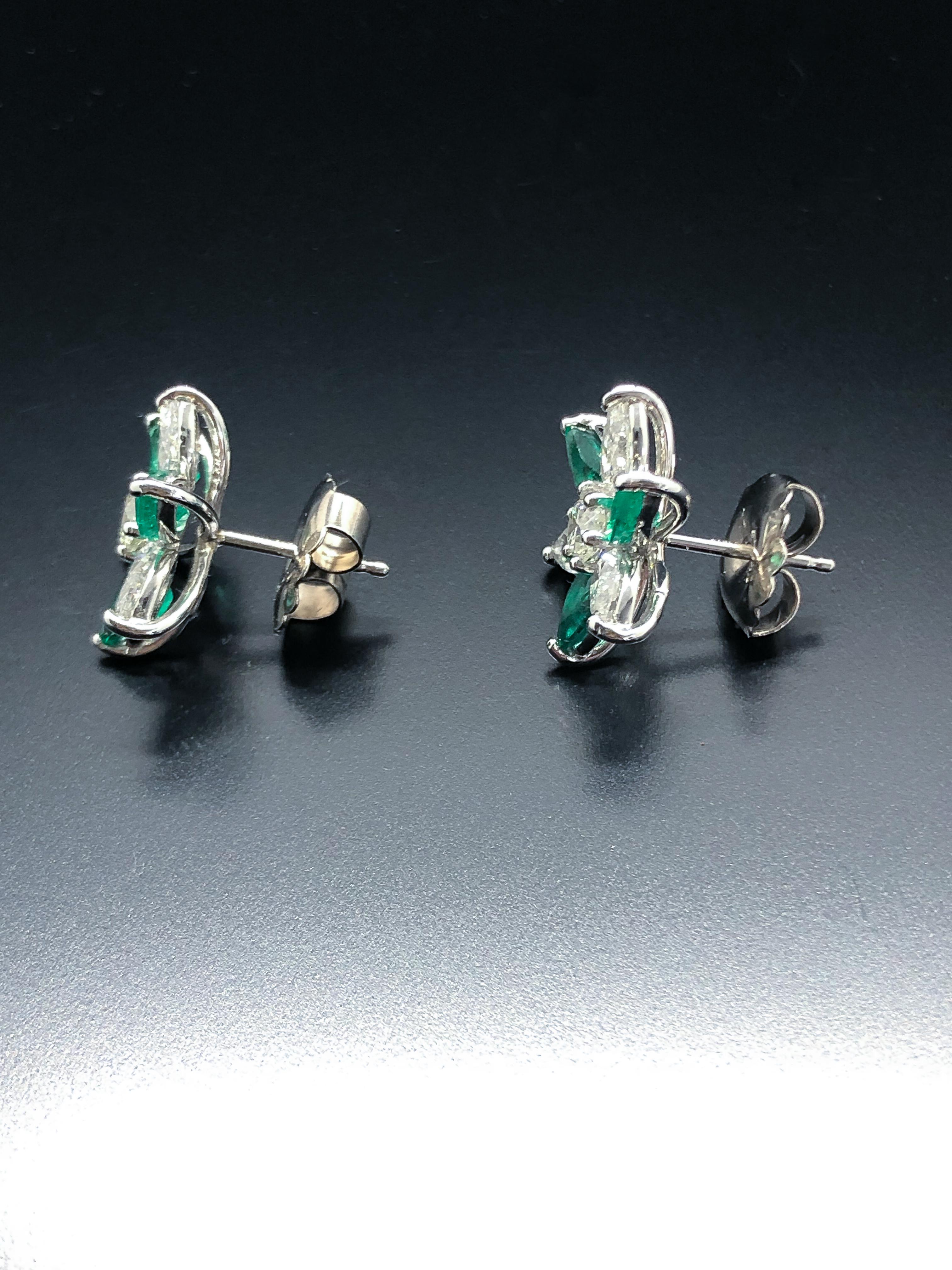 Platinum Diamond and Emerald Star Earrings In New Condition For Sale In New York, NY