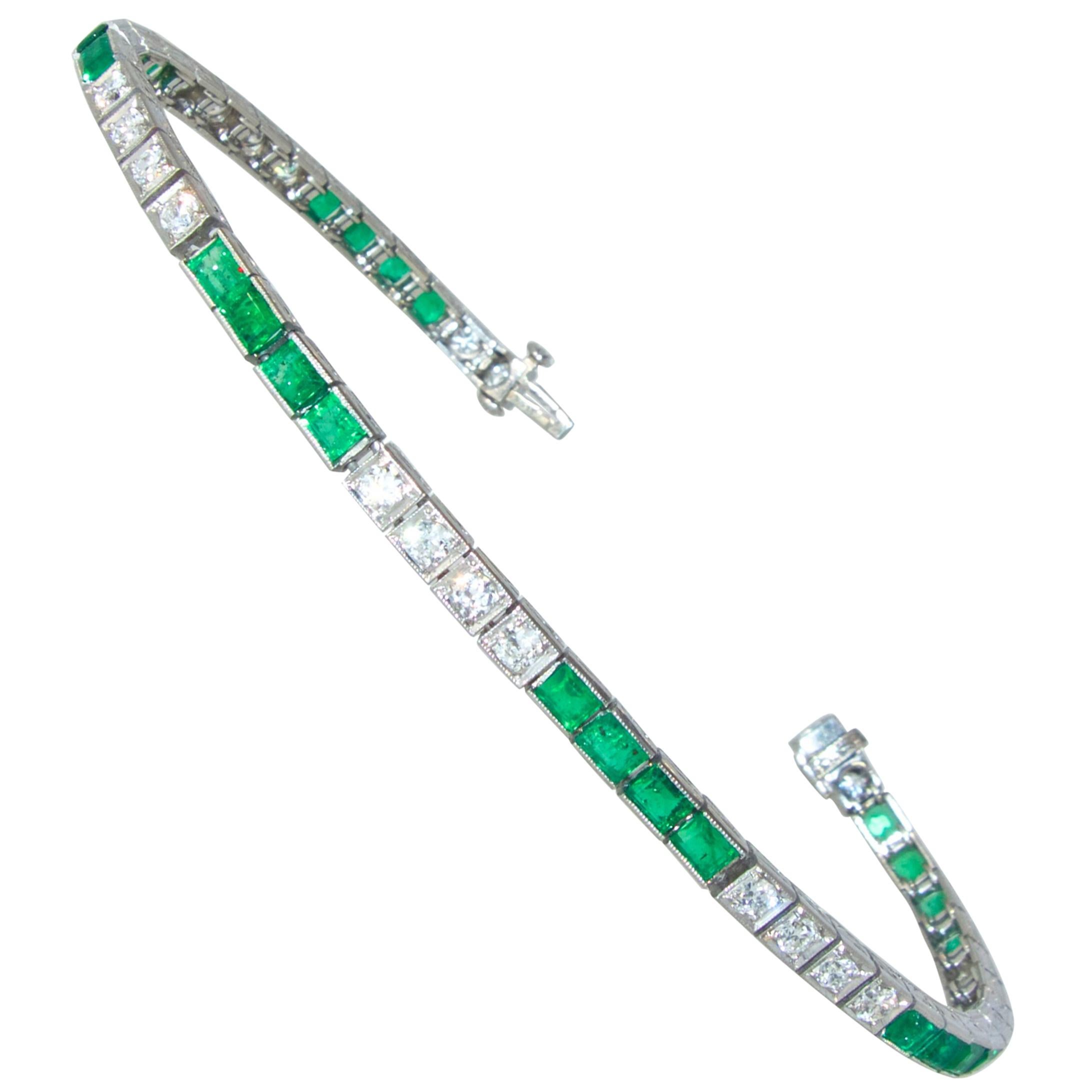 Gerades Armband aus Platin:: Diamanten und Smaragden:: um 1935