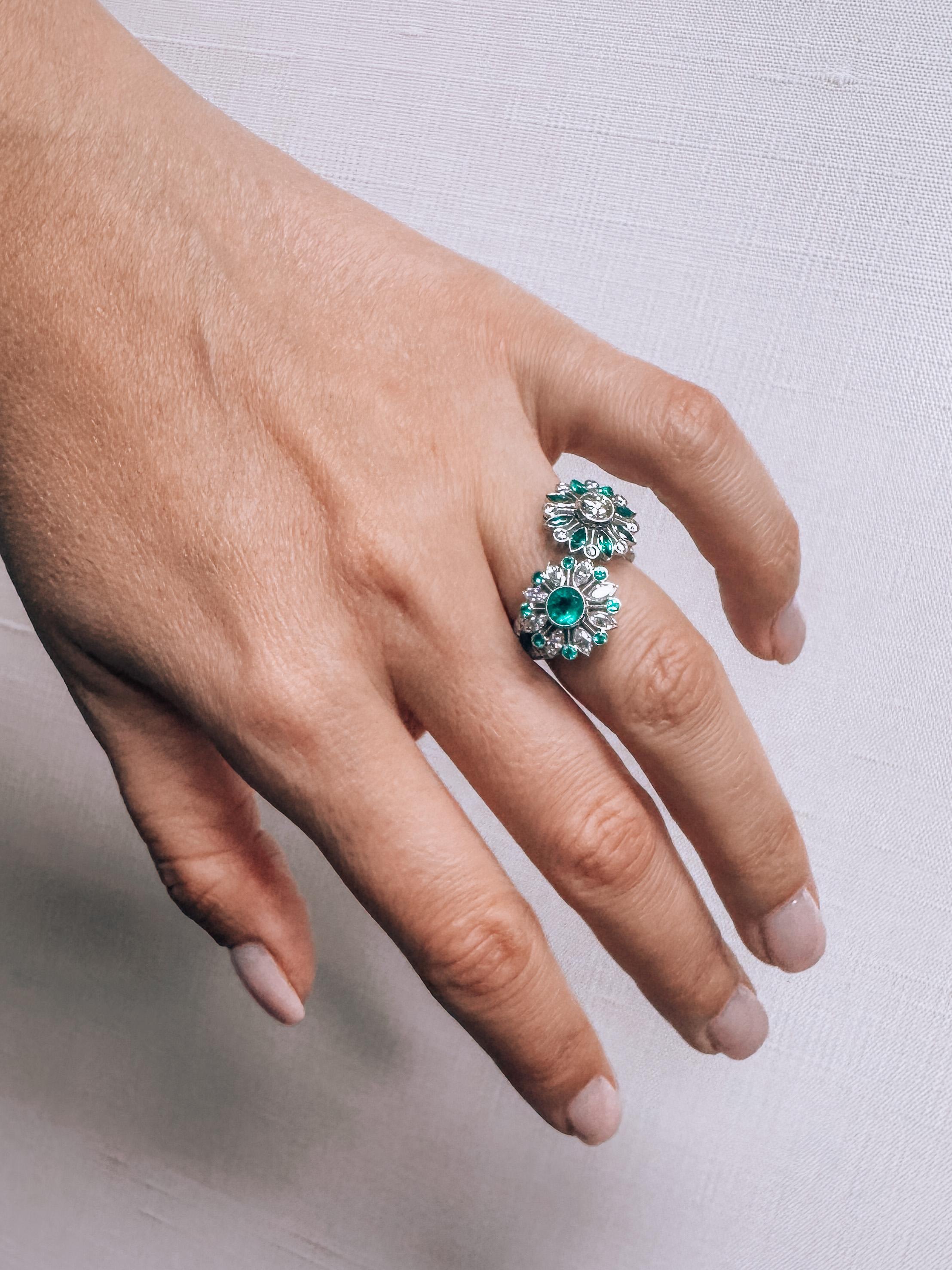 Women's or Men's Platinum Diamond And Green Emerald Toi Et Moi Flower Cocktail Ring For Sale
