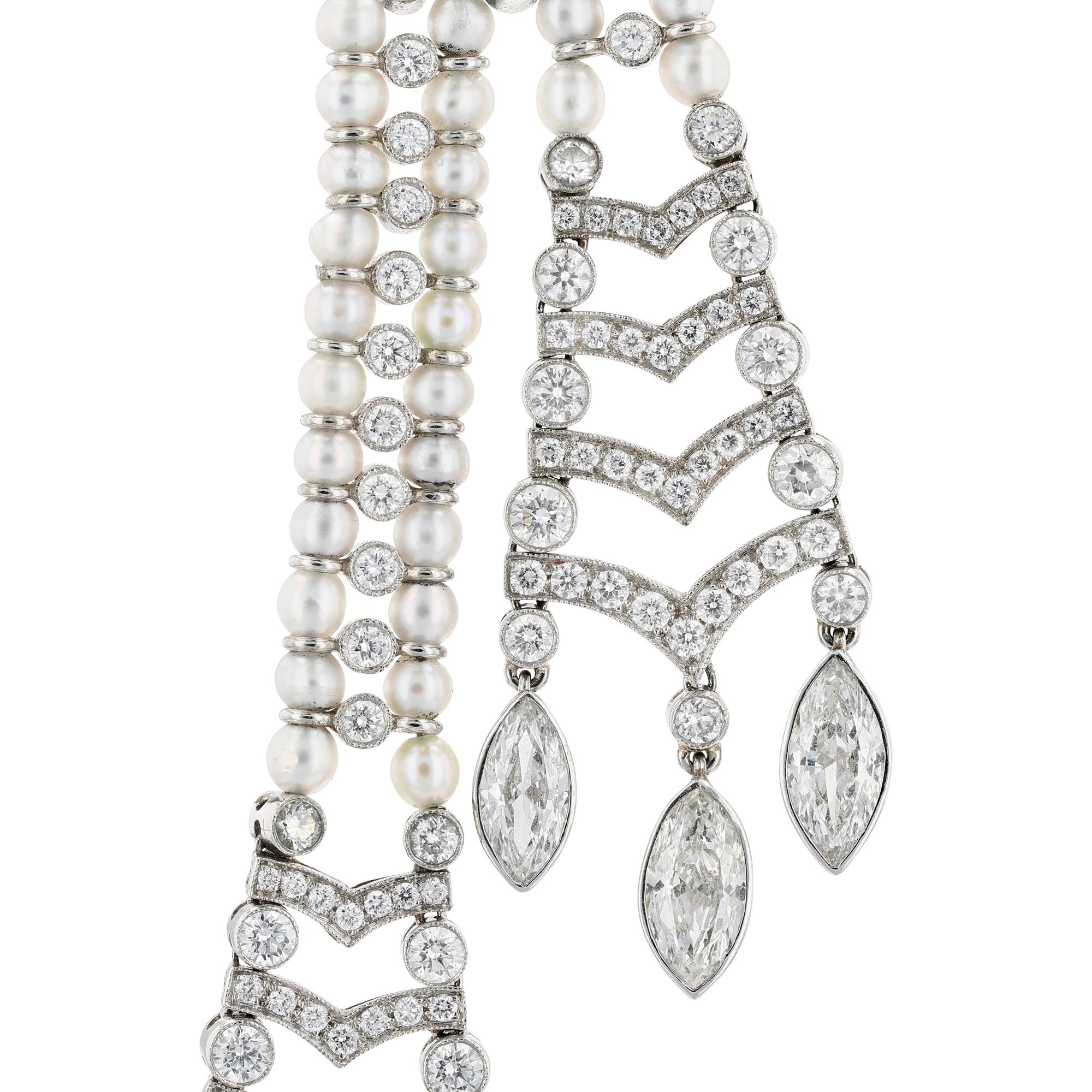 Una collana in platino (PT950) disegnata come un filo di diamanti tondi brillanti delimitato su entrambi i lati da perle Keshi, la collana si divide in due motivi a nastro nella parte anteriore, ogni nastro composto anch'esso da perle Keshi e