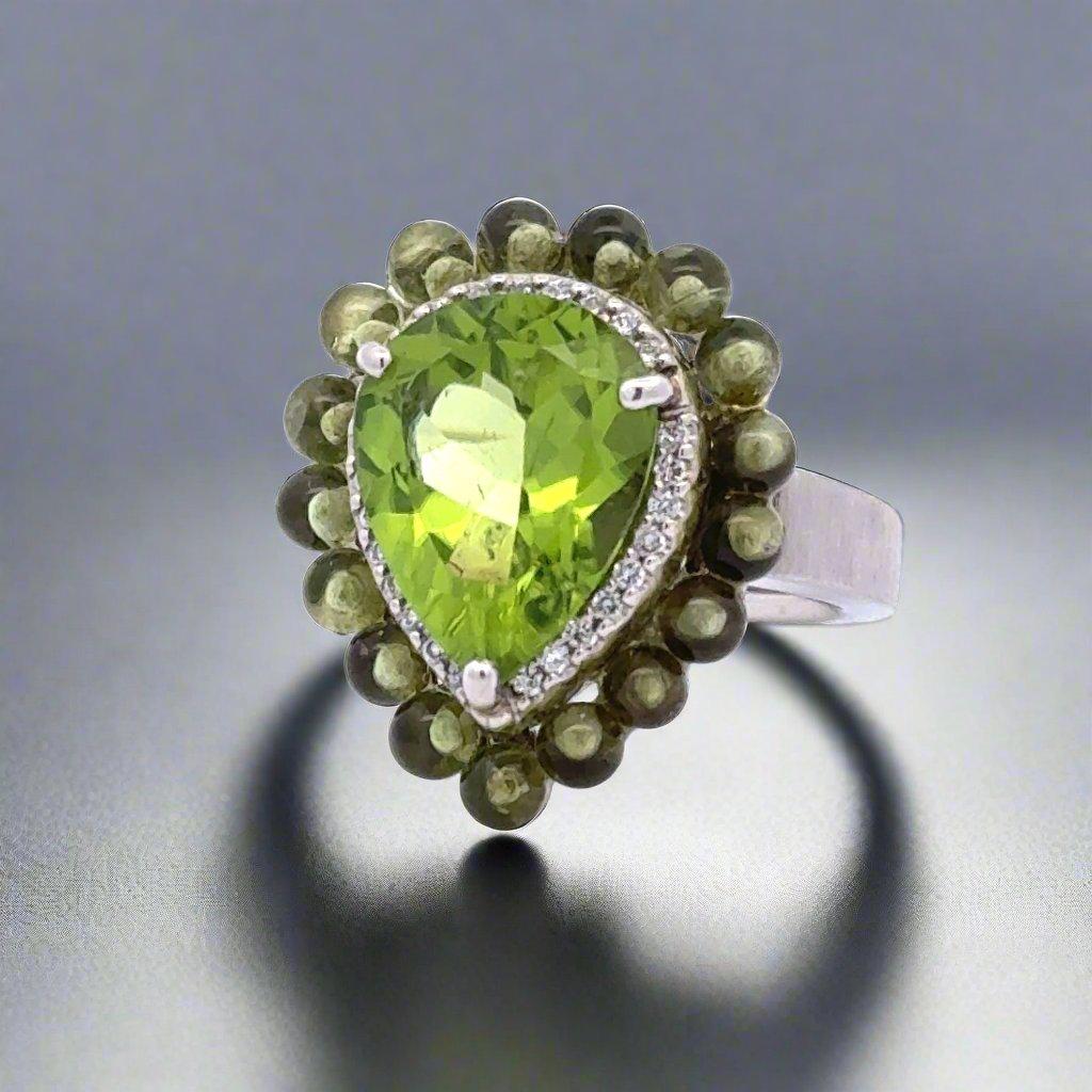 Moderno Anello cocktail in platino, diamanti e peridoto Estate in vendita