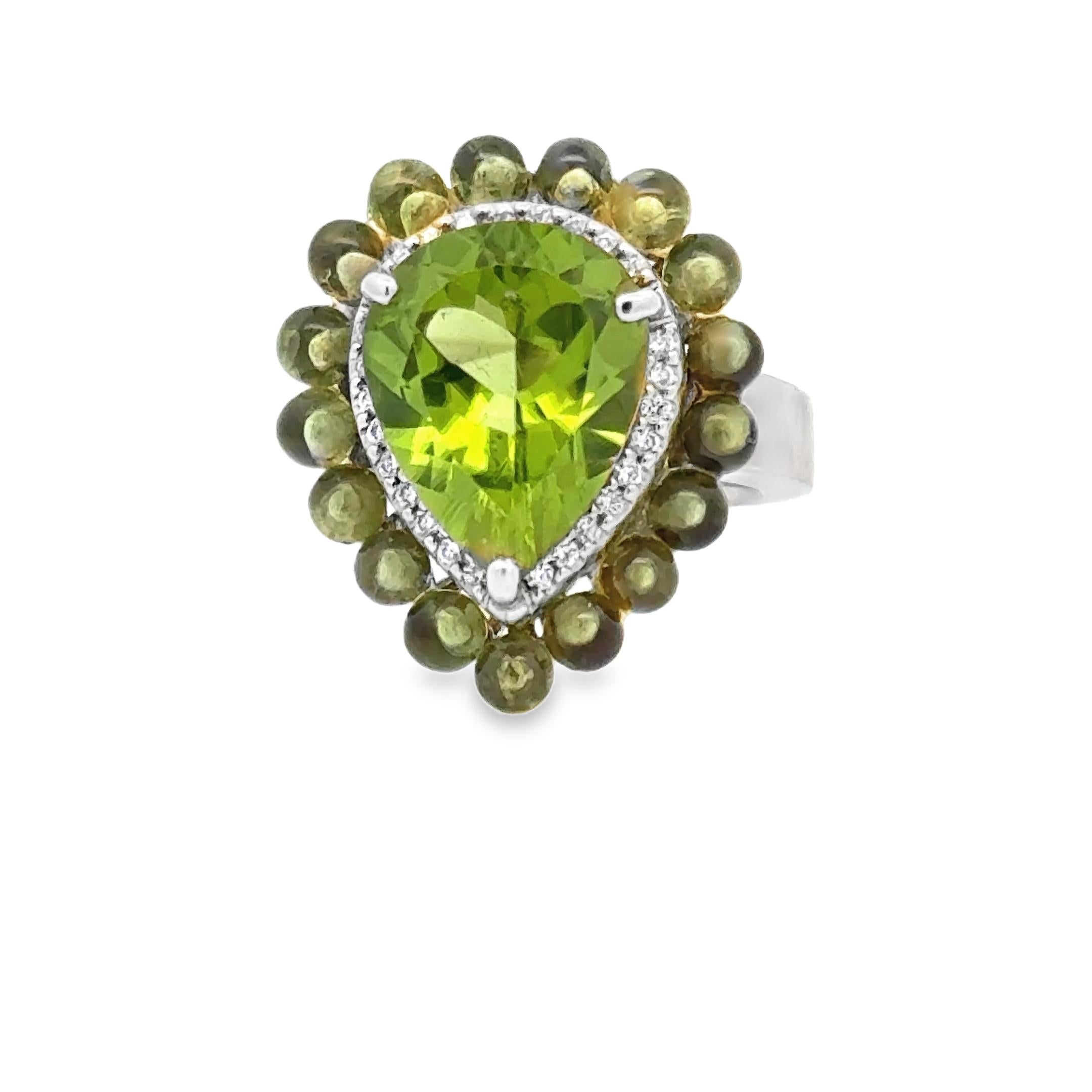 Taglio a goccia Anello cocktail in platino, diamanti e peridoto Estate in vendita