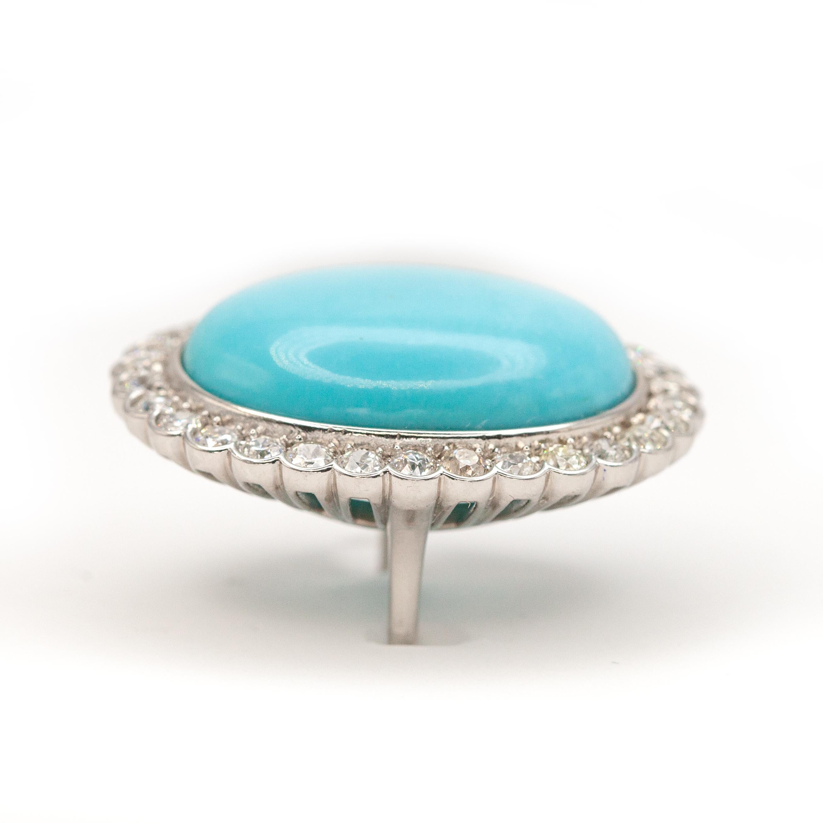 Gran anillo de cóctel de diamantes turquesa persa en platino.
Una pieza llamativa que muestra la belleza atemporal de la turquesa persa. Este atrevido anillo de cóctel se centra en un gran cabujón ovalado de turquesa persa natural -celebrada por su
