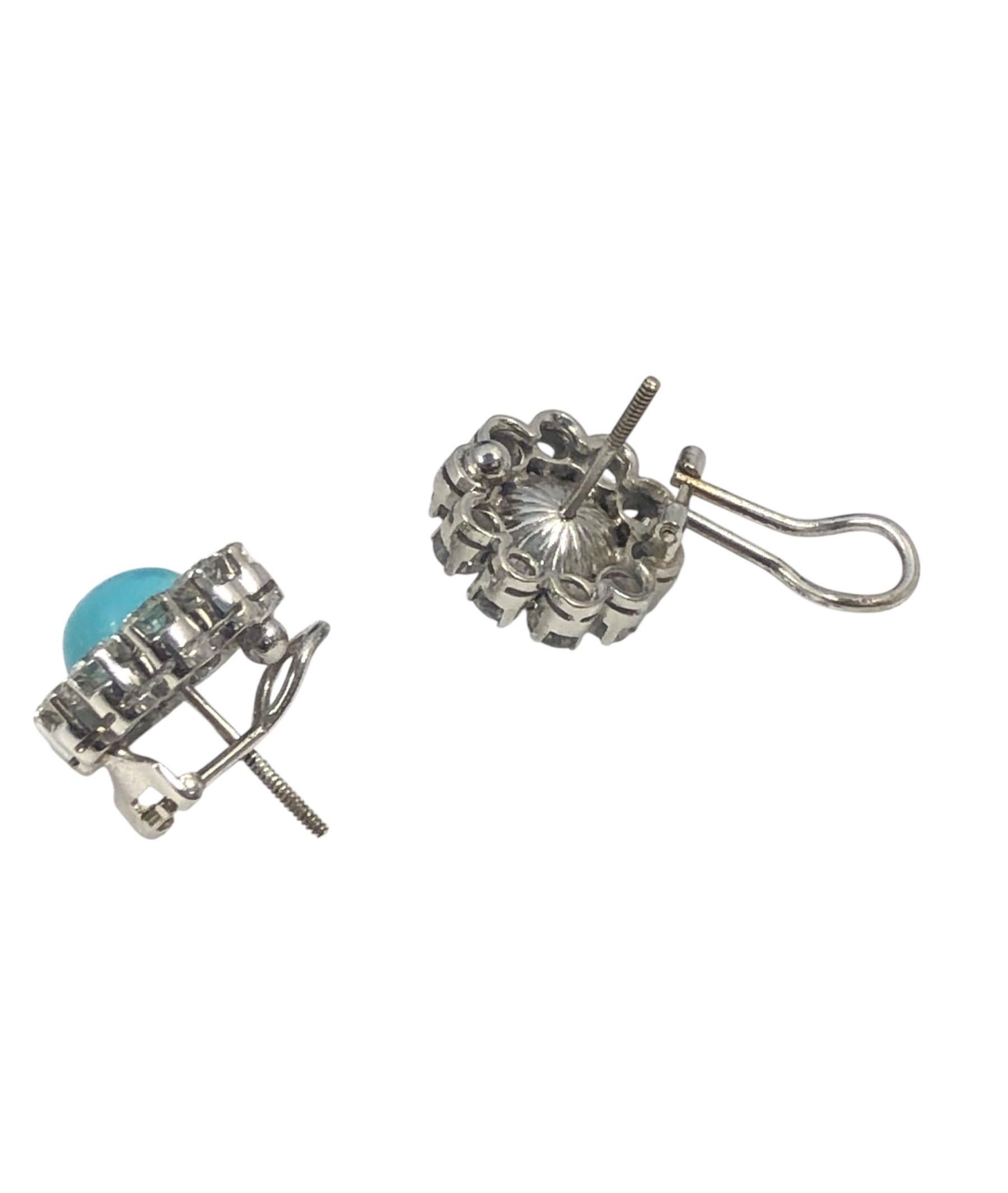 Circa 1970 boucles d'oreilles en platine, mesurant 5/8 pouces de diamètre et 1/2 pouce d'épaisseur, serties au centre d'une turquoise persane légèrement bombée, entourée de diamants ronds de taille Brilliante de couleur G -H, pureté VS et totalisant