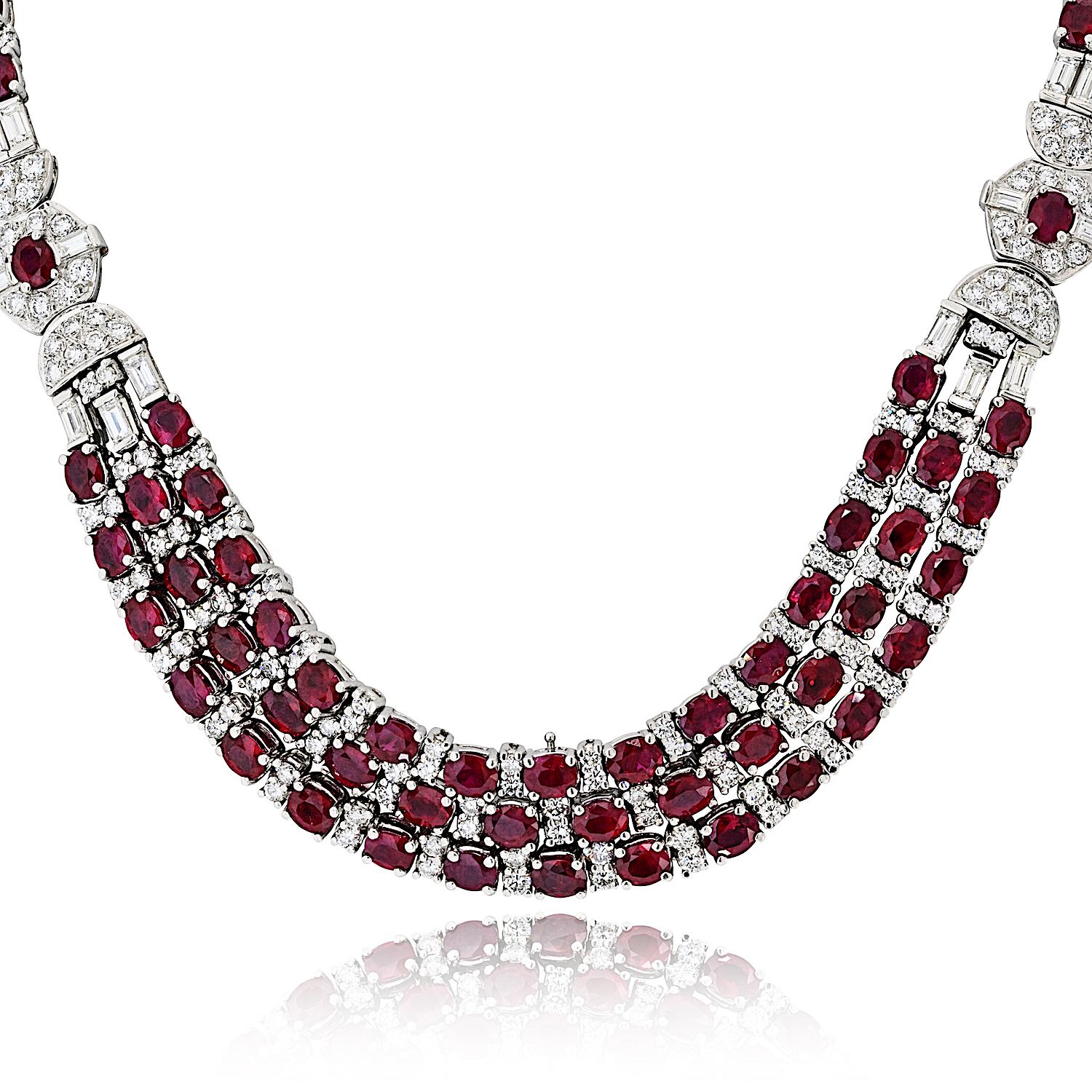 Taille ovale Collier gradué en platine avec diamants et rubis en vente