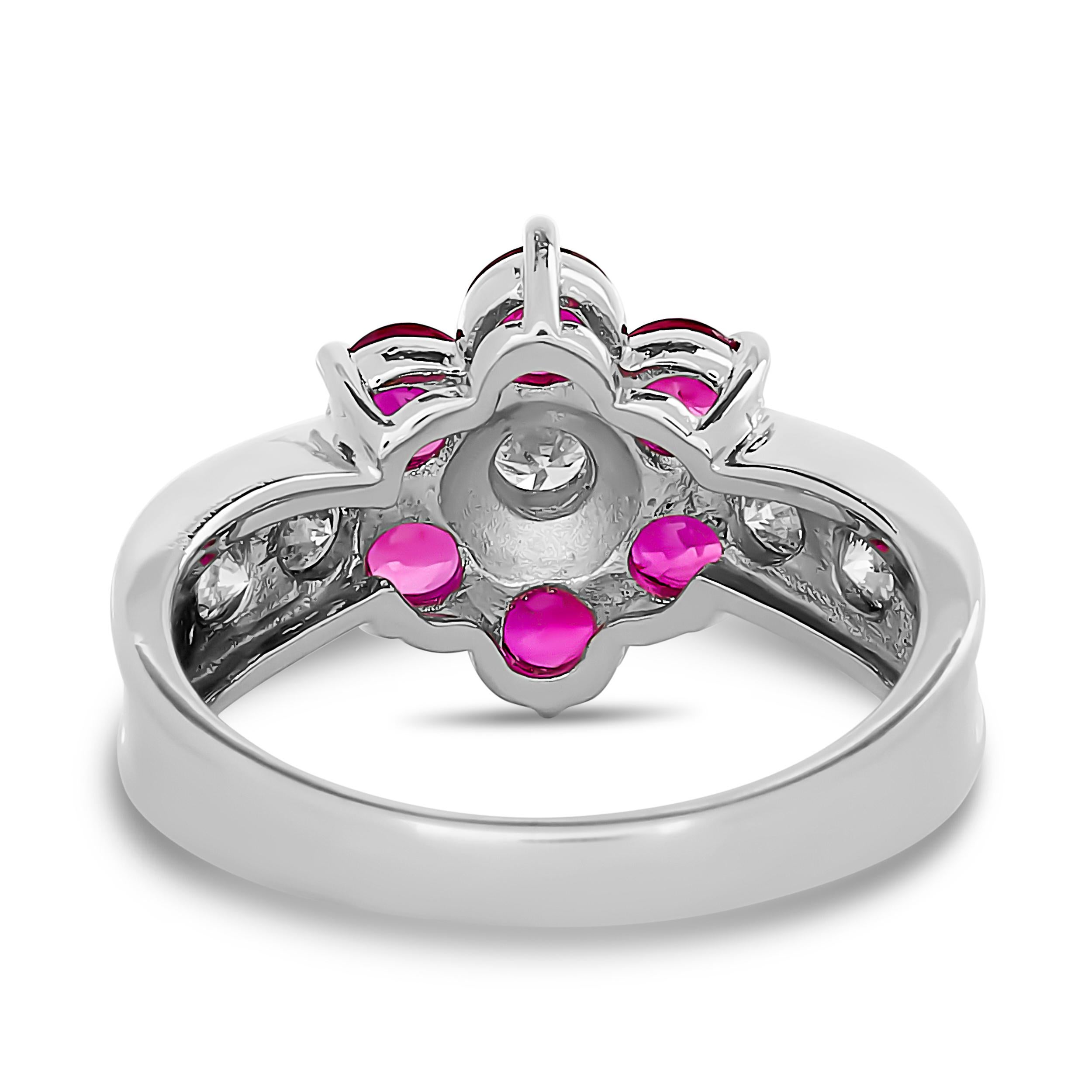 Dieser atemberaubende Ring zeigt ein lebendiges Blumenmuster mit einem runden Diamanten in der Mitte, der von sechs runden Brillanten umgeben ist. Alle sind in ein poliertes Platinband eingefasst, das durch weiße Edelsteine in Kanalfassung an den