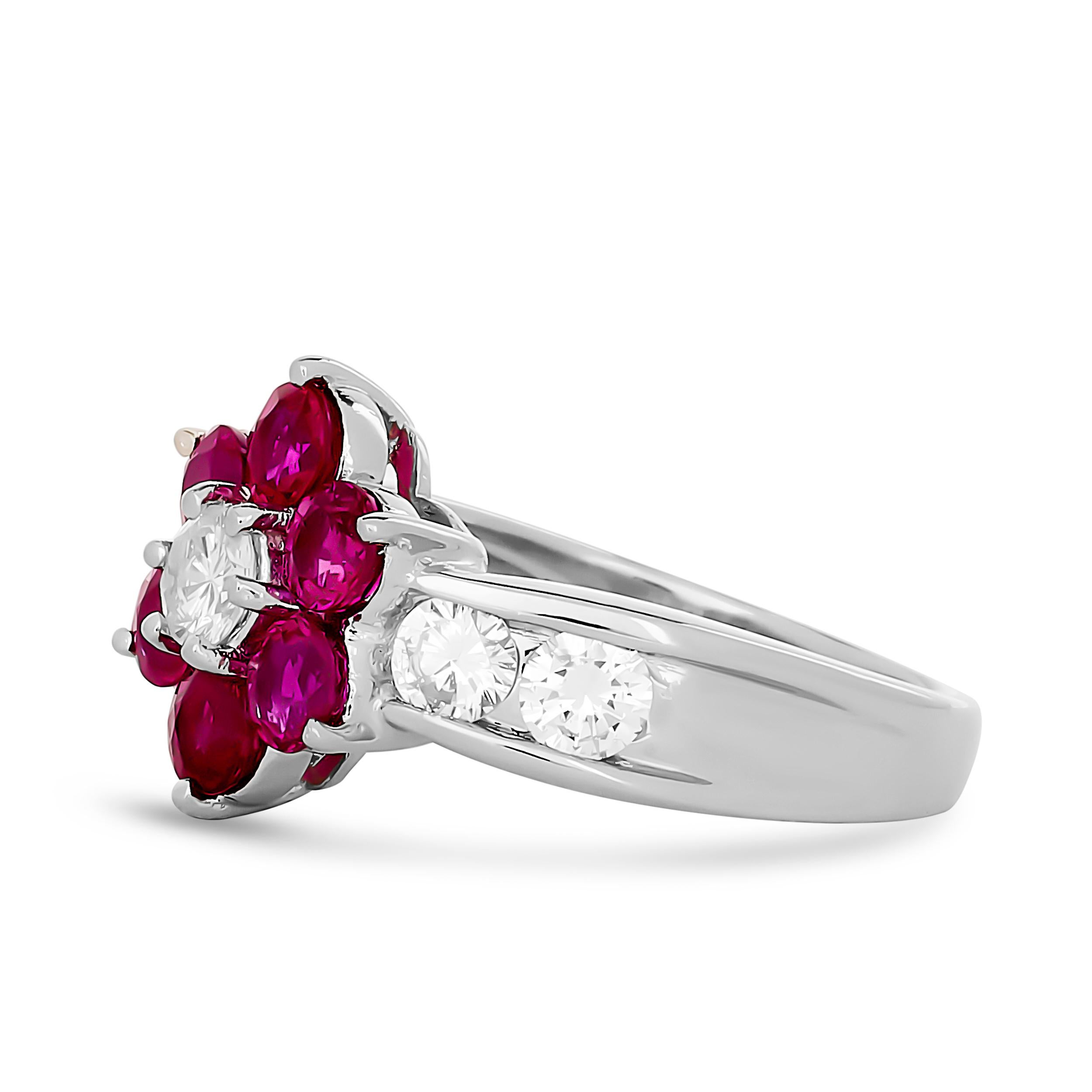 Platin Diamant und Rubin Halo Blumenring (Rundschliff) im Angebot