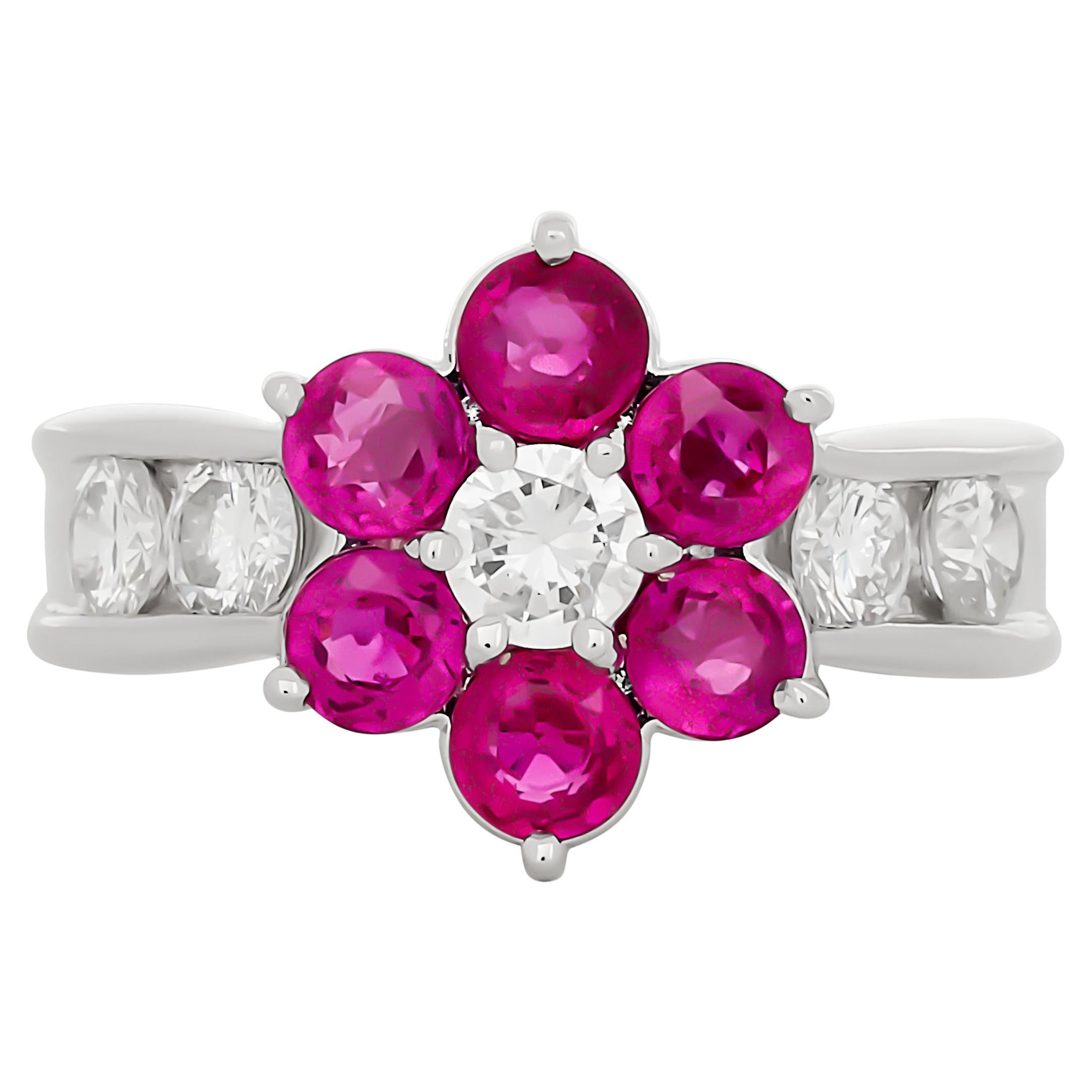 Platin Diamant und Rubin Halo Blumenring im Angebot