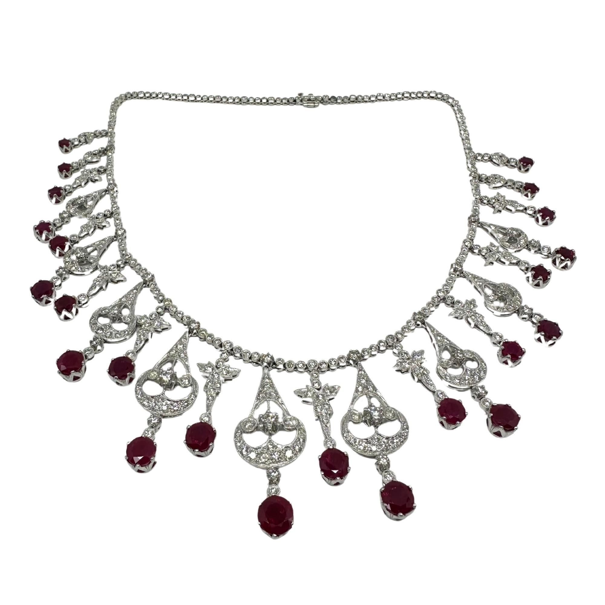 Collier en platine avec diamants et rubis
Condit : En bon état avec quelques légères usures de surface dues à l'âge.
Longueur : 18,5 pouces
Marques : 