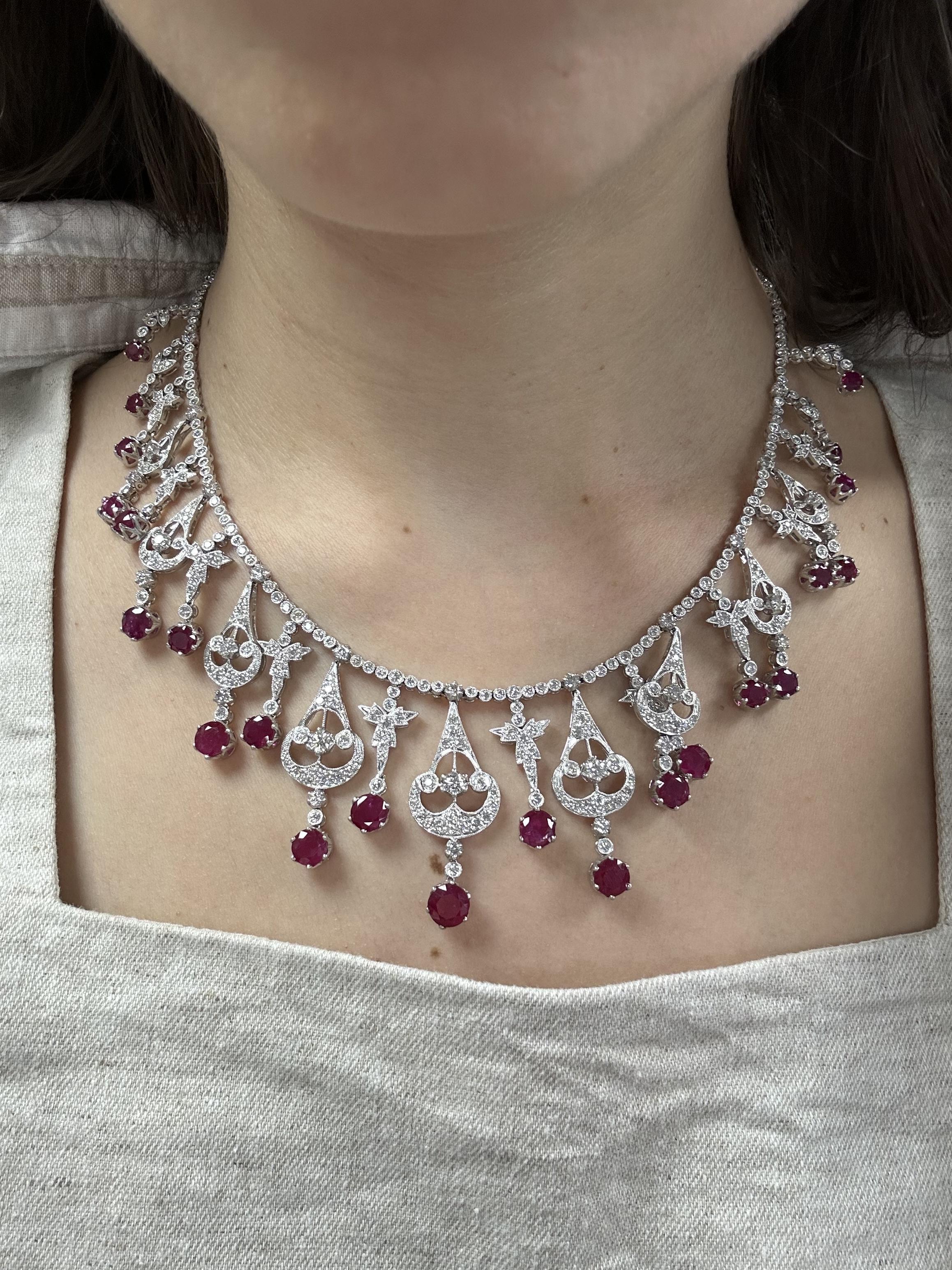Collier en platine avec diamants et rubis Bon état - En vente à New York, NY