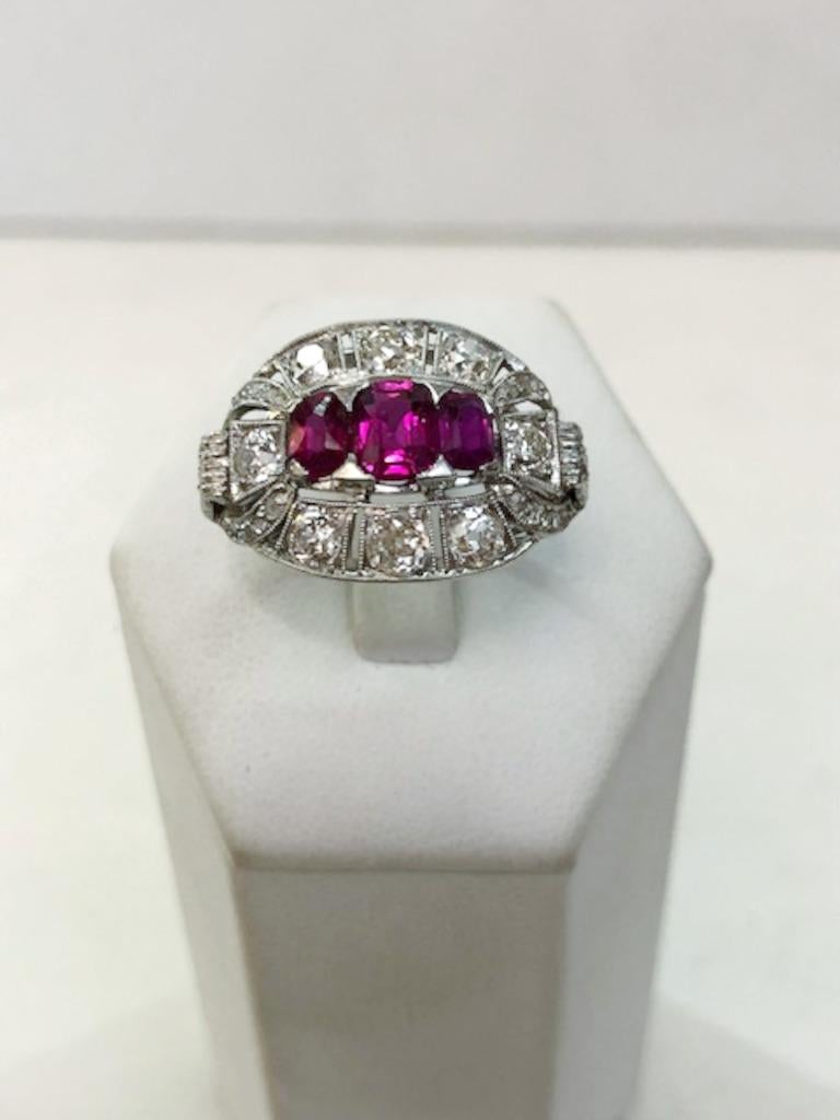 Anello in platino con 3 rubini per un totale di 1,30 carati e diamanti taglio vecchio per un totale di 0,80 carati / Made in Italy anni '30-'40
Anello misura US 8