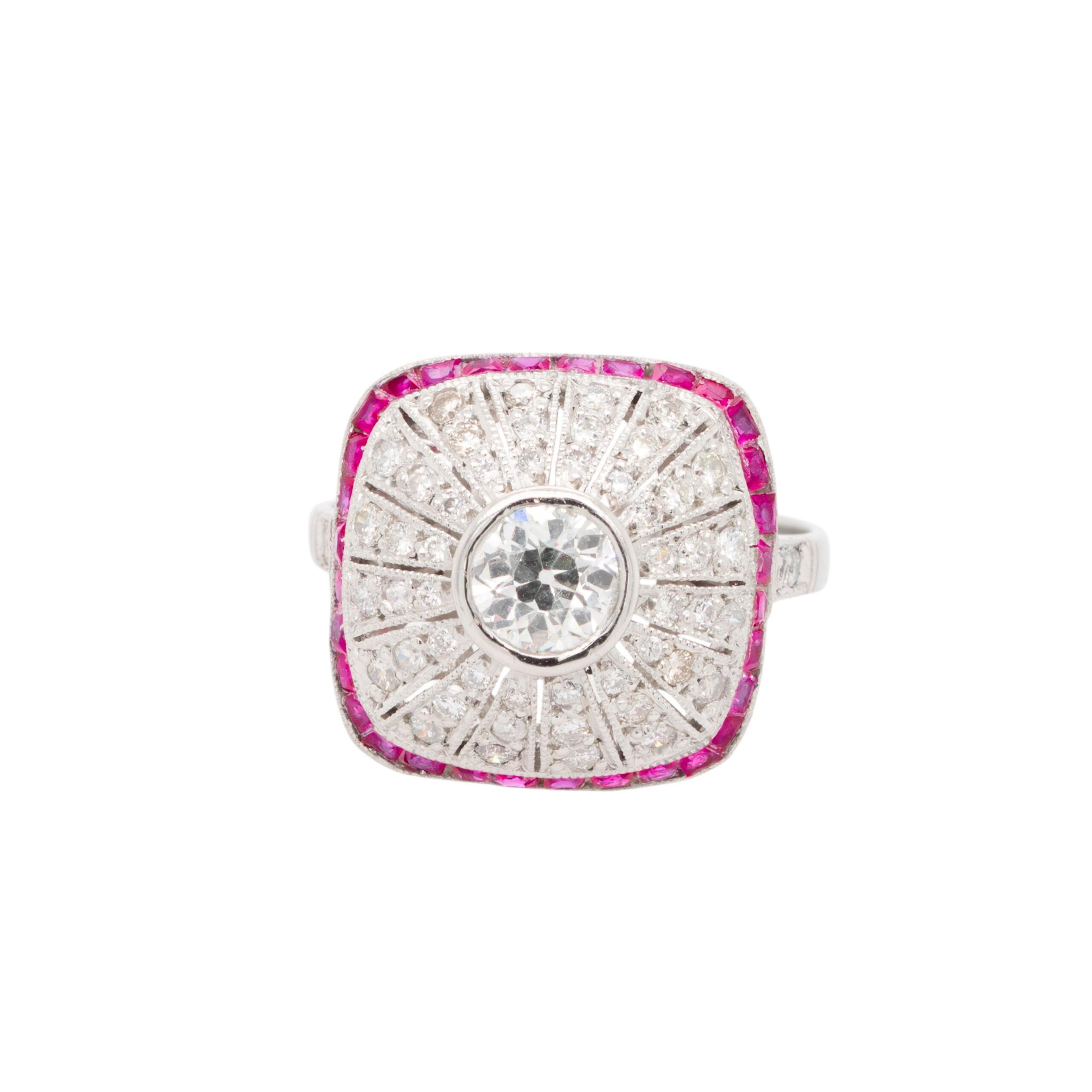 Dieser Platinring besticht durch einen natürlichen Diamanten von ca. 1,0 Karat in der Mitte, der durch weitere Diamanten von ca. 0,50 Karat und rote Rubine von ca. 0,50 Karat wunderbar ergänzt wird. Die exquisite Kombination aus Edelsteinen und