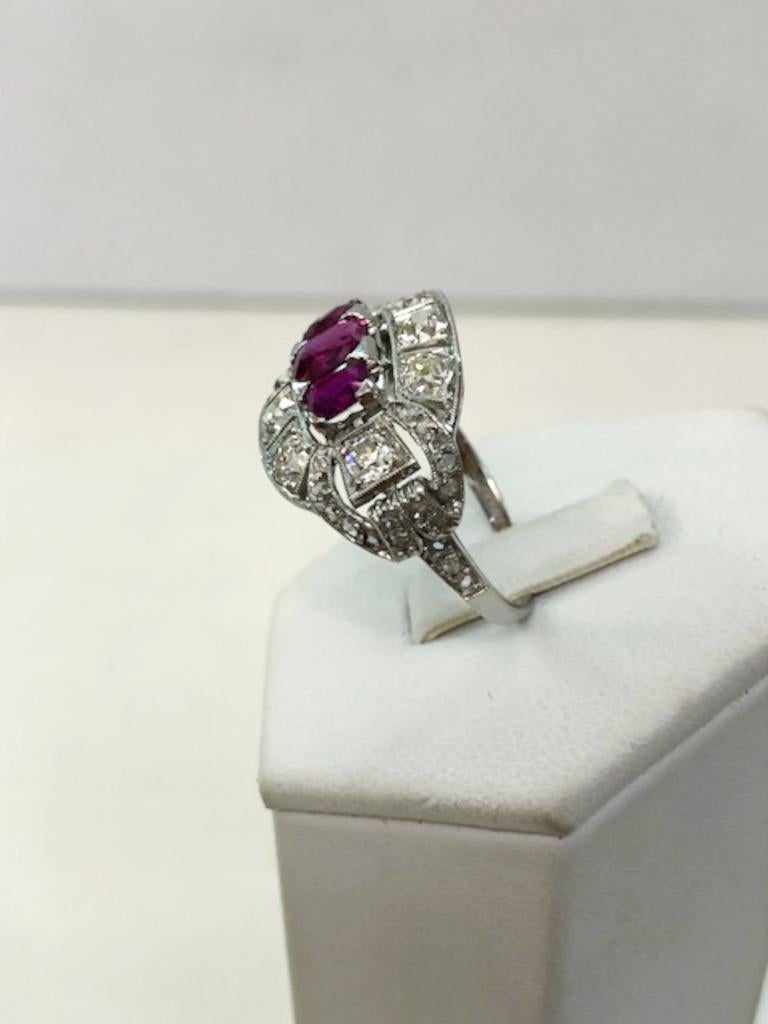 Taglio baguette Anello in platino con diamante e rubino in vendita