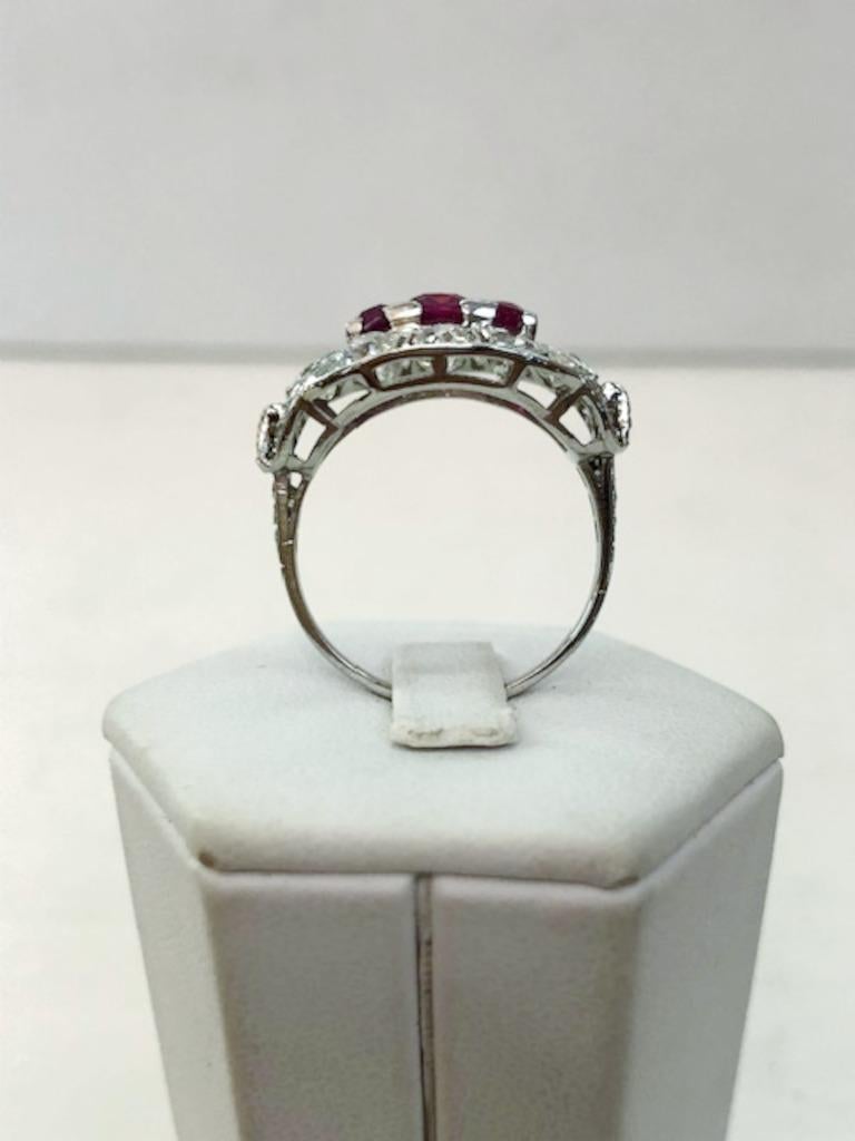 Anello in platino con diamante e rubino In condizioni buone in vendita a Los Angeles, CA