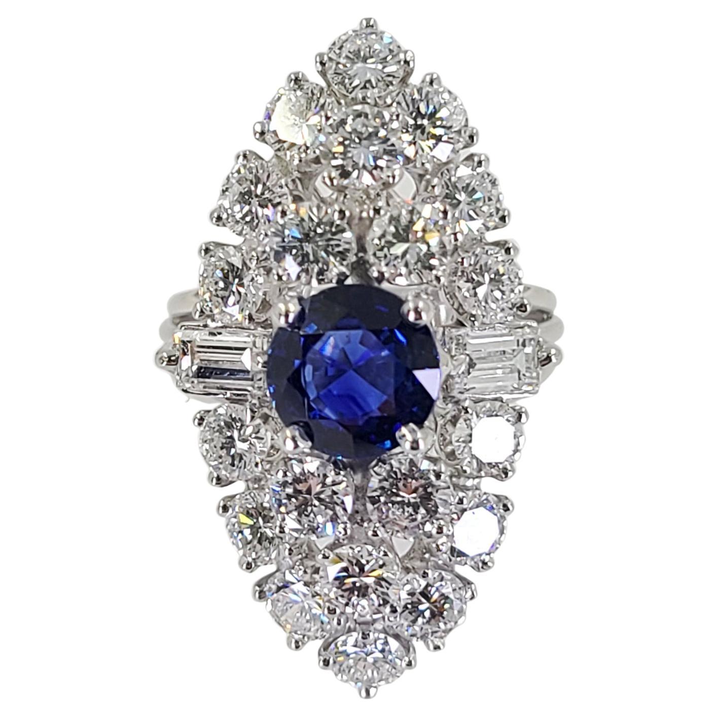 Platin-Diamant- und Saphir-Essteller-Ring im Angebot