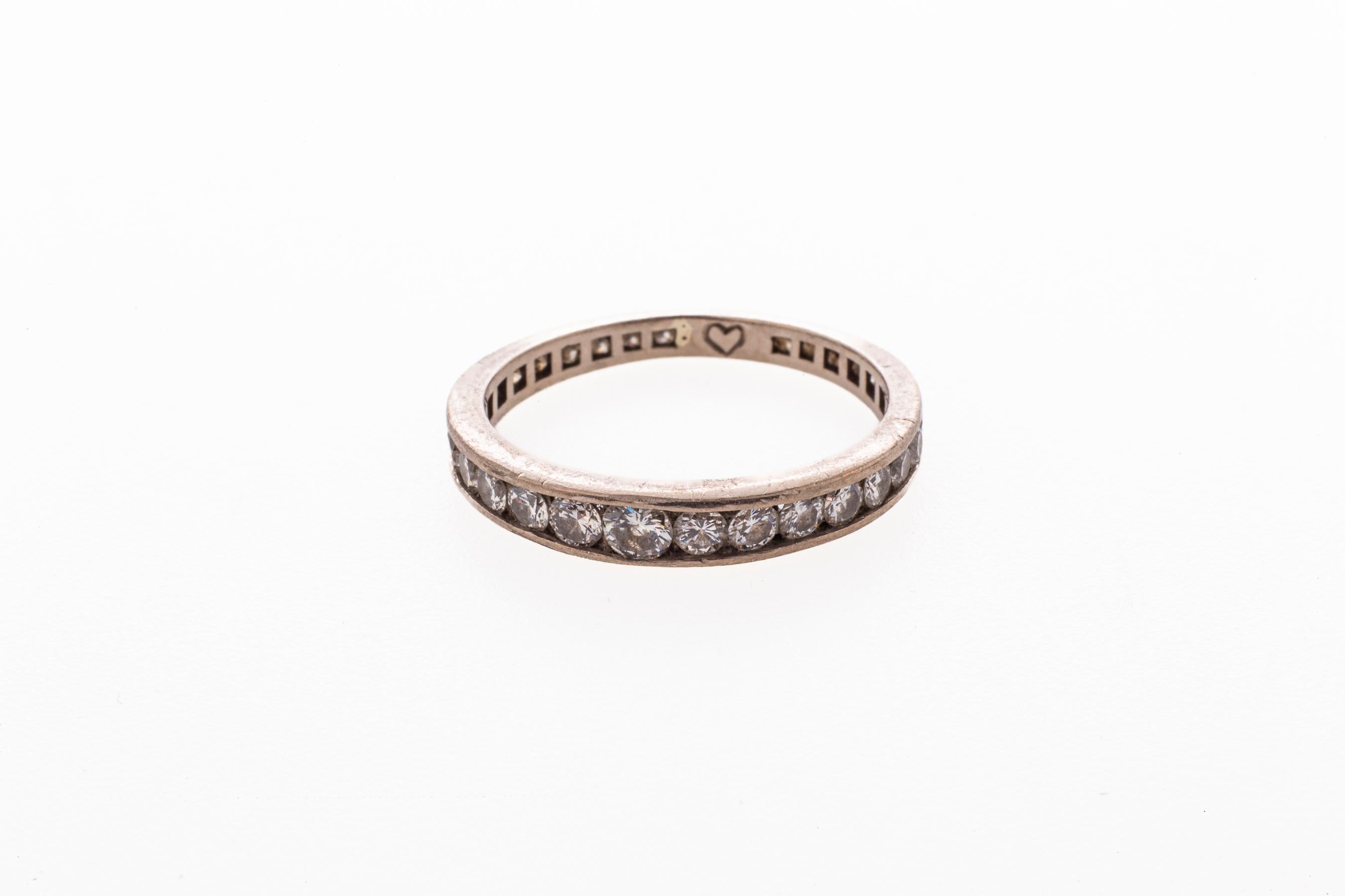 Platin Diamant und Saphir Ewigkeitsring im Zustand „Hervorragend“ im Angebot in Stamford, CT