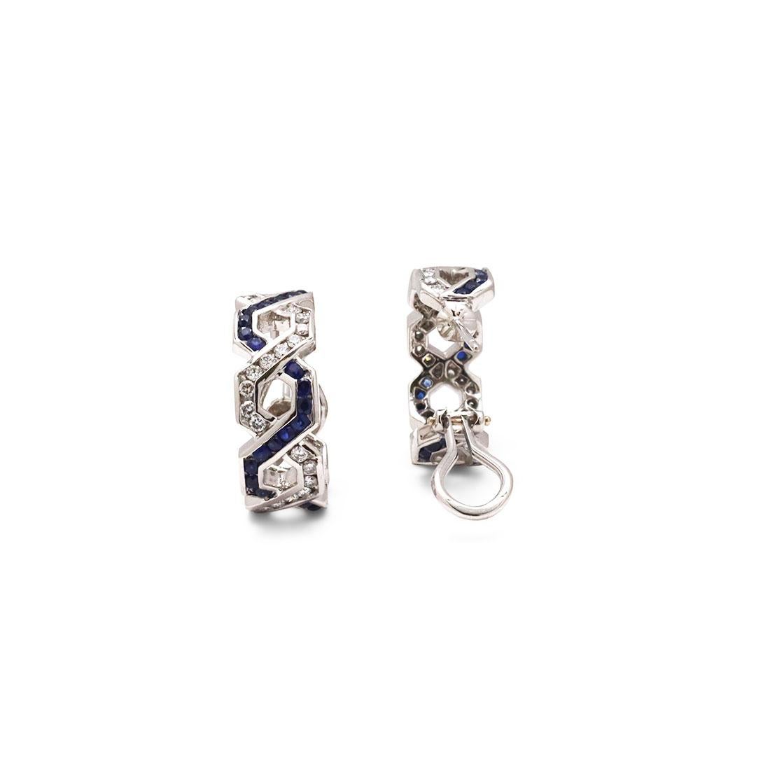 Platinum Diamond and Sapphire Huggie Hoop Earrings In Excellent Condition In New York, NY