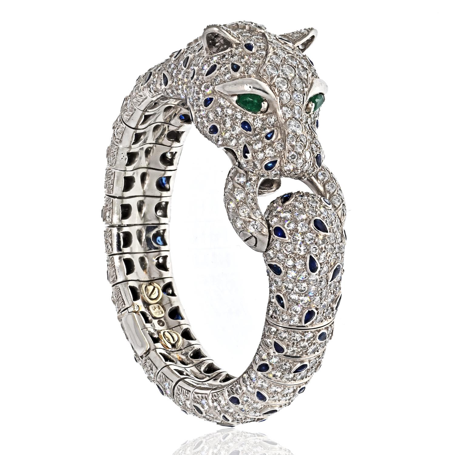 Voici un magnifique bijou de succession, le bracelet Panthère en platine avec diamants et saphirs. Ce bracelet exquis présente le motif iconique de la panthère, représentée comme une créature féroce et élégante, mordant sur un anneau éblouissant.
